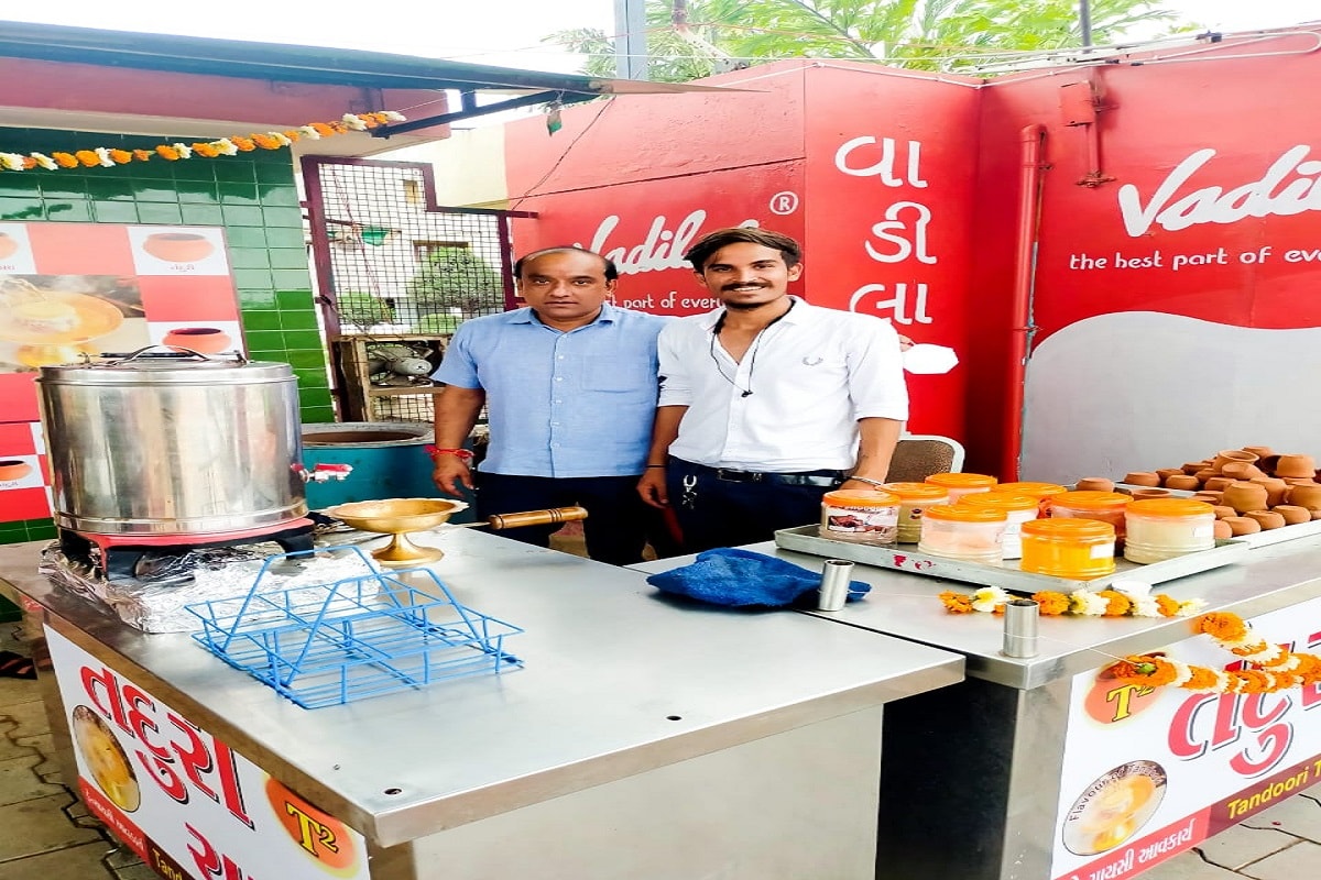 શોપના માલિક આર્યને જણાવ્યું હતું કે આ કોન્સેપ્ટ લોકોને બહુ ભાવ્યો છે અને અમને પણ કંઈક અનોખી રીતે ચા સર્વ કરવામાં આનંદ આવી રહ્યો છે. હરેશભાઈ સાથે મળીને અમે આ શોપ શરૂ કરી છે. આ યુનિક કોન્સેપ્ટને અમલમાં મુકનાર હરેશ પંડીતે જણાવ્યું હતું કે આપણી આયુર્વેદિક પુરાતન પદ્ધતિથી પ્રેરાઈને અમે આ કોન્સેપ્ટ લાવ્યા છીએ. તેને લઈને કુલ્લડ અને તંદૂરનો ઉપયોગ શરૂ કર્યો છે જેમાં બનેલી ચા ખૂબ જ સ્વાદિષ્ટ બને છે. અનોખો સ્વાદ માટે આયુર્વેદિક મસાલા તેમાં નાખવામાં આવે છે. લોકોનાં ઘસારાએ પણ તંદૂરી ચા ને હાલ ટોક ઓફ ધ ટાઉન બનાવી દીધી છે. શોપના માલિક આર્યને જણાવ્યું હતું કે આ કોન્સેપ્ટ લોકોને બહુ ભાવ્યો છે અને અમને પણ કંઈક અનોખી રીતે ચા સર્વ કરવામાં આનંદ આવી રહ્યો છે. હરેશભાઈ સાથે મળીને અમે આ શોપ શરૂ કરી છે. આ યુનિક કોન્સેપ્ટને અમલમાં મુકનાર હરેશ પંડીતે જણાવ્યું હતું કે આપણી આયુર્વેદિક પુરાતન પદ્ધતિથી પ્રેરાઈને અમે આ કોન્સેપ્ટ લાવ્યા છીએ. તેને લઈને કુલ્લડ અને તંદૂરનો ઉપયોગ શરૂ કર્યો છે જેમાં બનેલી ચા ખૂબ જ સ્વાદિષ્ટ બને છે. અનોખો સ્વાદ માટે આયુર્વેદિક મસાલા તેમાં નાખવામાં આવે છે. લોકોનાં ઘસારાએ પણ તંદૂરી ચા ને હાલ ટોક ઓફ ધ ટાઉન બનાવી દીધી છે.