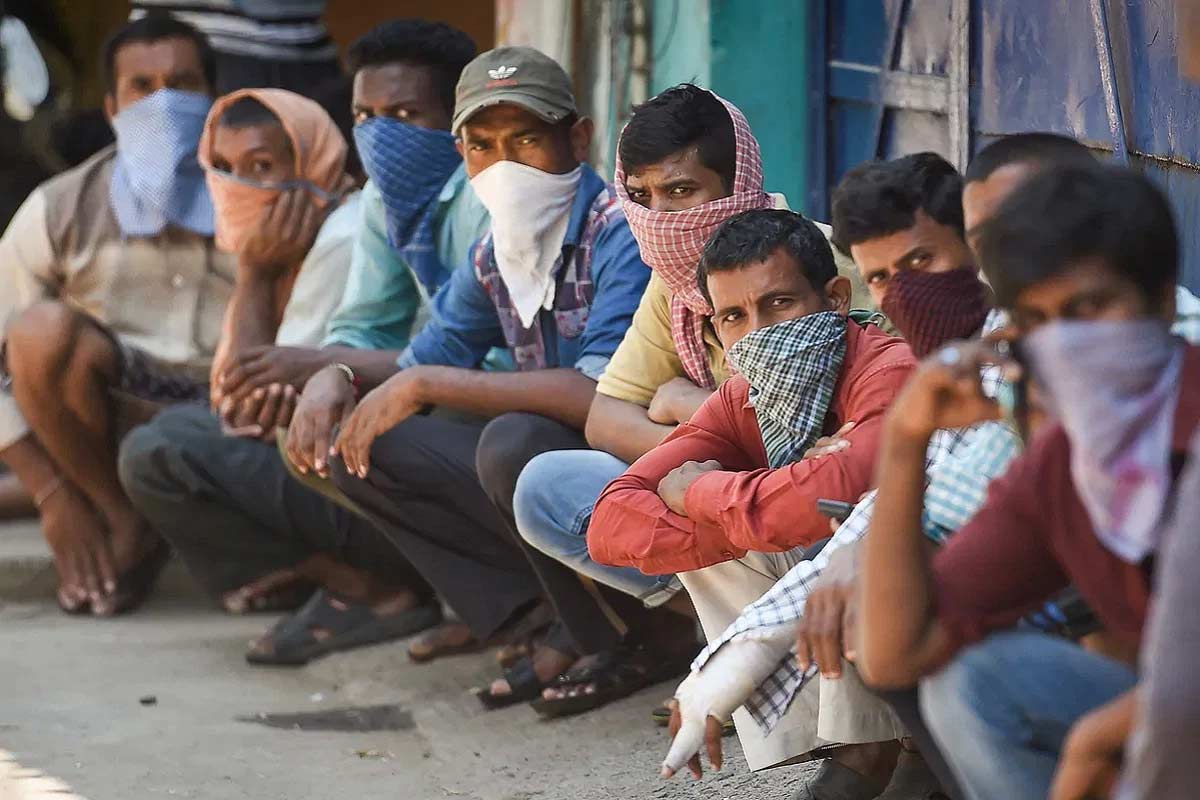 નવી દિલ્હીઃ કોરોના મહામારી (Coronavirus Pandemic) દરમિયાન મોટાપાયે લોકોને નોકરી ગુમાવવાનો વારો આવ્યો છે. પગાર નહીં મળવાના કારણે કરોડો લોકોની સામે આજીવિકાને લઈને સમસ્યાઓ ઊભી થઈ ગઈ છે. એવામાં કેન્દ્ર સરકાર આ તમામ બેરોજગાર લોકો માટે રાહતના સમાચાર લઈને આવી છે. જો કોઈ કોરોના કાળમાં બેરોજગાર (Unemployed) થયું છે તો તેને બેરોજગારી ભથ્થું (Unemployment Allowance) મળશે. આવો આપને જણાવીએ કે તમે આ સ્કીમનો કેવો રીતે લાભ લઈ શકશો... નવી દિલ્હીઃ કોરોના મહામારી (Coronavirus Pandemic) દરમિયાન મોટાપાયે લોકોને નોકરી ગુમાવવાનો વારો આવ્યો છે. પગાર નહીં મળવાના કારણે કરોડો લોકોની સામે આજીવિકાને લઈને સમસ્યાઓ ઊભી થઈ ગઈ છે. એવામાં કેન્દ્ર સરકાર આ તમામ બેરોજગાર લોકો માટે રાહતના સમાચાર લઈને આવી છે. જો કોઈ કોરોના કાળમાં બેરોજગાર (Unemployed) થયું છે તો તેને બેરોજગારી ભથ્થું (Unemployment Allowance) મળશે. આવો આપને જણાવીએ કે તમે આ સ્કીમનો કેવો રીતે લાભ લઈ શકશો...