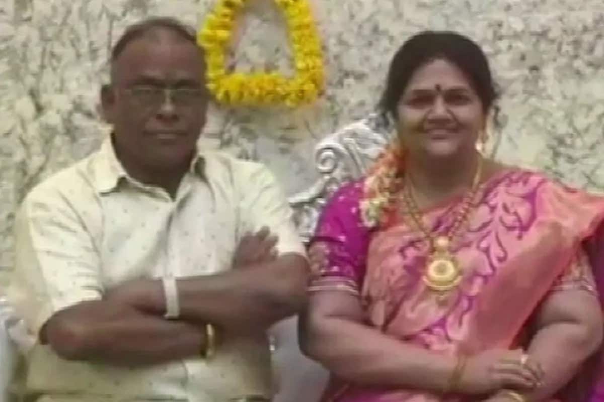 કોપ્પલઃ કર્ણાટક (Karnataka)માં એક ઉદ્યોગપતિએ નવા ઘરના પ્રવેશ સમયે દિવંગત પત્નીનો ખોટ ન અનુભવાય તેના માટે તેમણે પત્નીની મૂર્તિ બનાવી લીધી. ગૃહ પ્રવેશના દિવસે પત્નીનું સ્ટેચ્યૂ બનાવીને ઘરમાં રાખ્યું. ઉદ્યોગપતિ શ્રીનિવાસ મૂર્તિ (Shrinivas Murthy)એ પોતાની પત્ની માધવીનું સિલિકોન વેક્સનું સ્ટેચ્યૂ (Silicon Wax Statue)ની સાથે કોપ્પલમાં પોતાના નવા ઘરમાં પ્રવેશ કર્યો. માધવીનું જુલાઈ 2017માં એક કાર દુર્ઘટનામાં મોત થઈ ગયું હતું. સ્ટેચ્યૂ બનાવવામાં આર્કિટેક્ટ રંગાનાન્વરની મદદથી માધવીના સપનાનું ઘરની અંદર તેમનું સ્ટેચ્યૂ રાખવામાં આવ્યું છે. (તસવીરઃ ANI) કોપ્પલઃ કર્ણાટક (Karnataka)માં એક ઉદ્યોગપતિએ નવા ઘરના પ્રવેશ સમયે દિવંગત પત્નીનો ખોટ ન અનુભવાય તેના માટે તેમણે પત્નીની મૂર્તિ બનાવી લીધી. ગૃહ પ્રવેશના દિવસે પત્નીનું સ્ટેચ્યૂ બનાવીને ઘરમાં રાખ્યું. ઉદ્યોગપતિ શ્રીનિવાસ મૂર્તિ (Shrinivas Murthy)એ પોતાની પત્ની માધવીનું સિલિકોન વેક્સનું સ્ટેચ્યૂ (Silicon Wax Statue)ની સાથે કોપ્પલમાં પોતાના નવા ઘરમાં પ્રવેશ કર્યો. માધવીનું જુલાઈ 2017માં એક કાર દુર્ઘટનામાં મોત થઈ ગયું હતું. સ્ટેચ્યૂ બનાવવામાં આર્કિટેક્ટ રંગાનાન્વરની મદદથી માધવીના સપનાનું ઘરની અંદર તેમનું સ્ટેચ્યૂ રાખવામાં આવ્યું છે. (તસવીરઃ ANI)