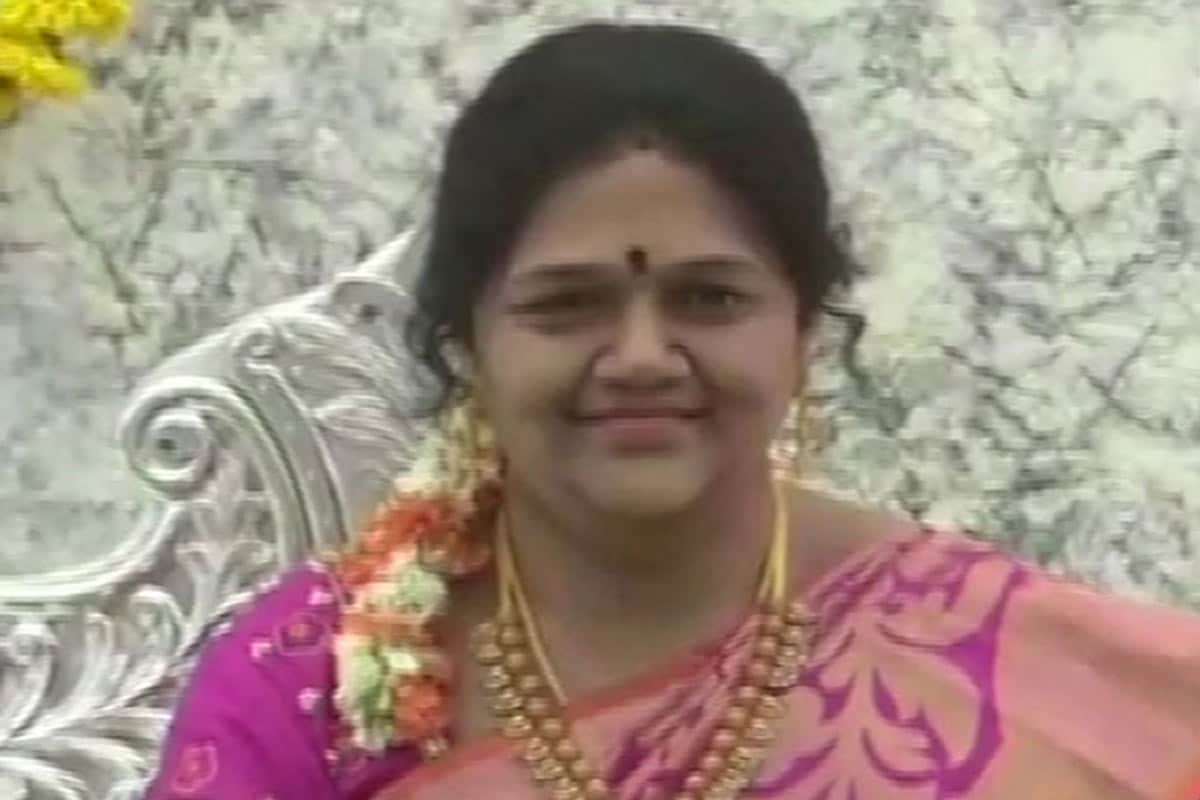 ગડગમાં મળ્યા કલાકાર - એક વર્ષ પહેલા તેઓ ગડગ ગયા અને શ્રીનિવાસે હેશ રંથનાદાવારૂ વિશે સાંભળ્યું. મહેશે ભલામણ કરી કે માધવીની માનવ કદની પ્રતિમા નવા ઘરના લિવિંગ રુમમાં આગળના રૂમમાં મૂકવામાં આવે. સાથોસાથ જણાવ્યું કે શ્રીનિવાસ બેંગલુરુ શહેરના જાણીતા રમકડા બનાવનારા ગોંબે માનેને મળે. (તસવીરઃ ANI) ગડગમાં મળ્યા કલાકાર - એક વર્ષ પહેલા તેઓ ગડગ ગયા અને શ્રીનિવાસે હેશ રંથનાદાવારૂ વિશે સાંભળ્યું. મહેશે ભલામણ કરી કે માધવીની માનવ કદની પ્રતિમા નવા ઘરના લિવિંગ રુમમાં આગળના રૂમમાં મૂકવામાં આવે. સાથોસાથ જણાવ્યું કે શ્રીનિવાસ બેંગલુરુ શહેરના જાણીતા રમકડા બનાવનારા ગોંબે માનેને મળે. (તસવીરઃ ANI)