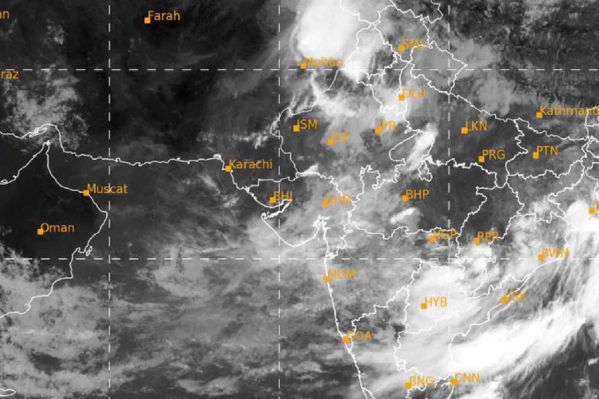 બંગાળની ખાડીમાં લો પ્રેશર સર્જાતા, ગુજરાતમાં 23 ઓગસ્ટ સુધી વરસાદી માહોલ રહેવાની આગાહી હવામાન વિભાગે કરી છે. 21 ઓગસ્ટથી એટલે શુક્રવારથી ગુજરાતમાં વરસાદનું પ્રમાણ વધશે. 22 તથા 23 ઓગસ્ટના રોજ ગુજરાતમાં કેટલાક સ્થાને ભારેથી અતિભારે વરસાદ વરસવાની આગાહી કરવામાં આવી છે. ખાસ કરીને ઉતર ગુજરાત, દક્ષિણ ગુજરાત અને સૌરાષ્ટ્ર તથા કચ્છમાં વરસાદનું જોર રહેશે. જ્યારે 23 ઓગસ્ટે વધુ એક લો પ્રેશર સિસ્ટમ બંગાળની ખાડીમાં સર્જાશે જે આગામી દિવસોમાં ગુજરાતમાં વધુ વરસાદ લાવશે. બંગાળની ખાડીમાં લો પ્રેશર સર્જાતા, ગુજરાતમાં 23 ઓગસ્ટ સુધી વરસાદી માહોલ રહેવાની આગાહી હવામાન વિભાગે કરી છે. 21 ઓગસ્ટથી એટલે શુક્રવારથી ગુજરાતમાં વરસાદનું પ્રમાણ વધશે. 22 તથા 23 ઓગસ્ટના રોજ ગુજરાતમાં કેટલાક સ્થાને ભારેથી અતિભારે વરસાદ વરસવાની આગાહી કરવામાં આવી છે. ખાસ કરીને ઉતર ગુજરાત, દક્ષિણ ગુજરાત અને સૌરાષ્ટ્ર તથા કચ્છમાં વરસાદનું જોર રહેશે. જ્યારે 23 ઓગસ્ટે વધુ એક લો પ્રેશર સિસ્ટમ બંગાળની ખાડીમાં સર્જાશે જે આગામી દિવસોમાં ગુજરાતમાં વધુ વરસાદ લાવશે.