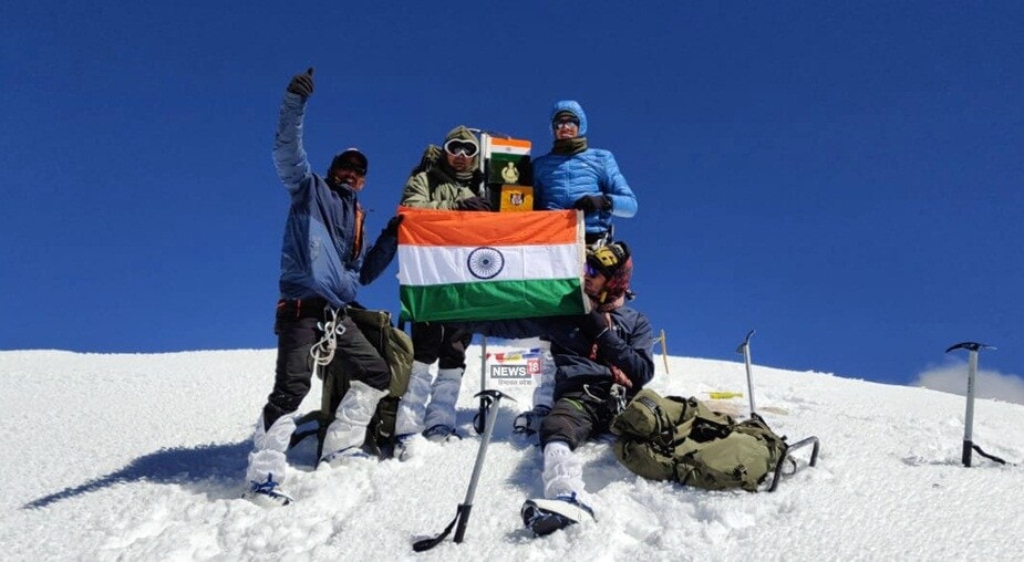 ITBP Leo Pargil expedition : આઇટીબીપીના જવાનોએ અત્યાર સુધીમાં 200થી વધુ પર્વતો પર ચડાણ કરીને ભારતનો ઝંડો તેની પર લહેરાવ્યો છે. તેમાં માઉન્ટ એનરેસ્ટ, માઉન્ટ ઘૌલાગિરી, કંચન જંઘા, નન્દા દેવી, પંચાચૂલી જેવી ઊંચા પર્વતનું નામ સામેલ છે. ત્યારે ભારત-તિબ્બત સીમા પોલીસ બળના જવાનાઓ 22,222 ફીટ ઊંચાઇ પર સ્થિત લિયો પારગિલ પર્વત પર પણ સફળતાપૂર્વક ચડાણ કરીને ભારતીય ધ્વજ ફરકાવ્યો છે. આ પર્વત હિમાચલ પ્રદેશની ત્રીજો સૌથી ઊંચો પર્વત છે. કોરોના કાળમાં આ પહેલું માઉન્ટેન એક્પીડિશન છે જેને અંજામ આપવામાં આવ્યો છે. ITBP Leo Pargil expedition : આઇટીબીપીના જવાનોએ અત્યાર સુધીમાં 200થી વધુ પર્વતો પર ચડાણ કરીને ભારતનો ઝંડો તેની પર લહેરાવ્યો છે. તેમાં માઉન્ટ એનરેસ્ટ, માઉન્ટ ઘૌલાગિરી, કંચન જંઘા, નન્દા દેવી, પંચાચૂલી જેવી ઊંચા પર્વતનું નામ સામેલ છે. ત્યારે ભારત-તિબ્બત સીમા પોલીસ બળના જવાનાઓ 22,222 ફીટ ઊંચાઇ પર સ્થિત લિયો પારગિલ પર્વત પર પણ સફળતાપૂર્વક ચડાણ કરીને ભારતીય ધ્વજ ફરકાવ્યો છે. આ પર્વત હિમાચલ પ્રદેશની ત્રીજો સૌથી ઊંચો પર્વત છે. કોરોના કાળમાં આ પહેલું માઉન્ટેન એક્પીડિશન છે જેને અંજામ આપવામાં આવ્યો છે.