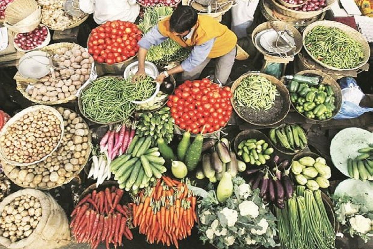 દુનિયાભરના લોકોને શાકાહારી ખાવા માટે પ્રેરિત કરવા માટે વર્લ્ડ વેજિટેરિયન ડેને (World Vegetarian Day 2020) 1 ઓક્ટોબરના રોજ મનાવવામાં આવે છે. આની પહેલ 1977માં નોર્થ અમેરિકાની વેજિટેરિયન સોસાયટીએ કરી હતી. અને તેનું લક્ષ હતું કે લોકોને વેજિટેરિયન ભોજન વધુ ખાવા માટે જાગૃત કરવું. આ ખોરાક ખાવાથી શરીરમાં ફેટ પણ નથી વધતી અને અનેક રોગો સામે લાભકારી સાબિત થાય છે. દુનિયાભરના લોકોને શાકાહારી ખાવા માટે પ્રેરિત કરવા માટે વર્લ્ડ વેજિટેરિયન ડેને (World Vegetarian Day 2020) 1 ઓક્ટોબરના રોજ મનાવવામાં આવે છે. આની પહેલ 1977માં નોર્થ અમેરિકાની વેજિટેરિયન સોસાયટીએ કરી હતી. અને તેનું લક્ષ હતું કે લોકોને વેજિટેરિયન ભોજન વધુ ખાવા માટે જાગૃત કરવું. આ ખોરાક ખાવાથી શરીરમાં ફેટ પણ નથી વધતી અને અનેક રોગો સામે લાભકારી સાબિત થાય છે.