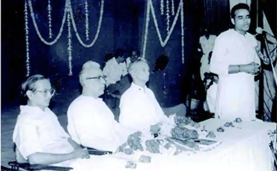 1973માં નરેન્દ્ર મોદીએ સિદ્ધપુરમાં આયોજીત એક વિશાળ સંમેલનની જવાબદારી સંભાળી અને ત્યાં જ તે સંધના શીર્ષ નેતાઓને મળ્યા. 1973માં નરેન્દ્ર મોદીએ સિદ્ધપુરમાં આયોજીત એક વિશાળ સંમેલનની જવાબદારી સંભાળી અને ત્યાં જ તે સંધના શીર્ષ નેતાઓને મળ્યા.