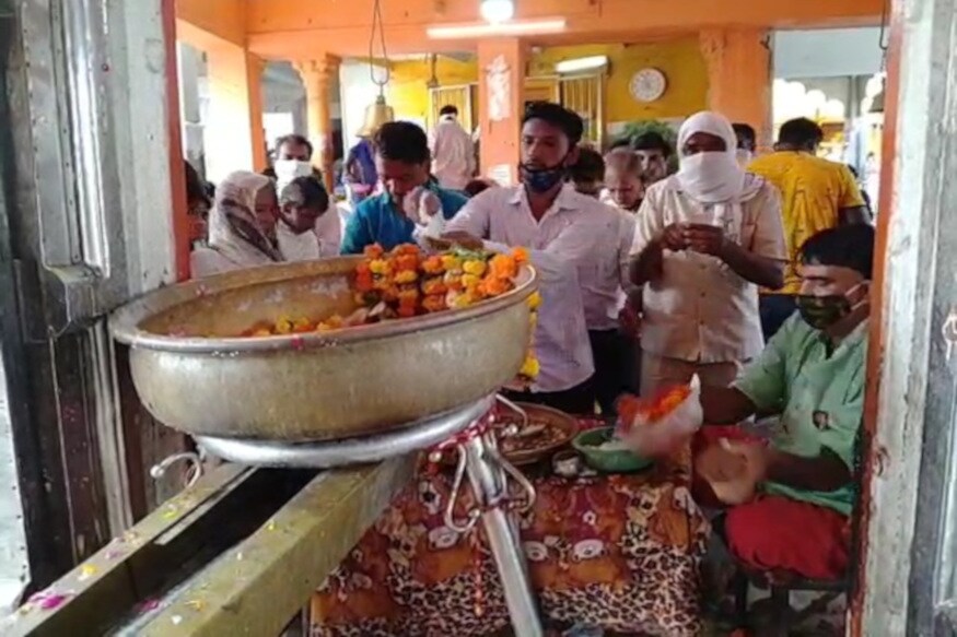 માન્યતા છે કે અહીં માતા પાર્વતીએ સિદ્ધવટ ઘાટ પર વટ વૃક્ષનું વૃક્ષ લગાવ્યું હતું. અને રામ ભગવાને પણ અહીં પોતાના પિતા દશરથ માટે સિદ્ધવટ ઘાટ પર તર્પણની વિધિ કરી હતી. કોરોનાના કારણે શ્રદ્ઘાળુઓ ગત વર્ષ કરતા ઓછી સંખ્યામાં પહોંચ્યા. ફોટો-ન્યૂઝ18 માન્યતા છે કે અહીં માતા પાર્વતીએ સિદ્ધવટ ઘાટ પર વટ વૃક્ષનું વૃક્ષ લગાવ્યું હતું. અને રામ ભગવાને પણ અહીં પોતાના પિતા દશરથ માટે સિદ્ધવટ ઘાટ પર તર્પણની વિધિ કરી હતી. કોરોનાના કારણે શ્રદ્ઘાળુઓ ગત વર્ષ કરતા ઓછી સંખ્યામાં પહોંચ્યા. ફોટો-ન્યૂઝ18