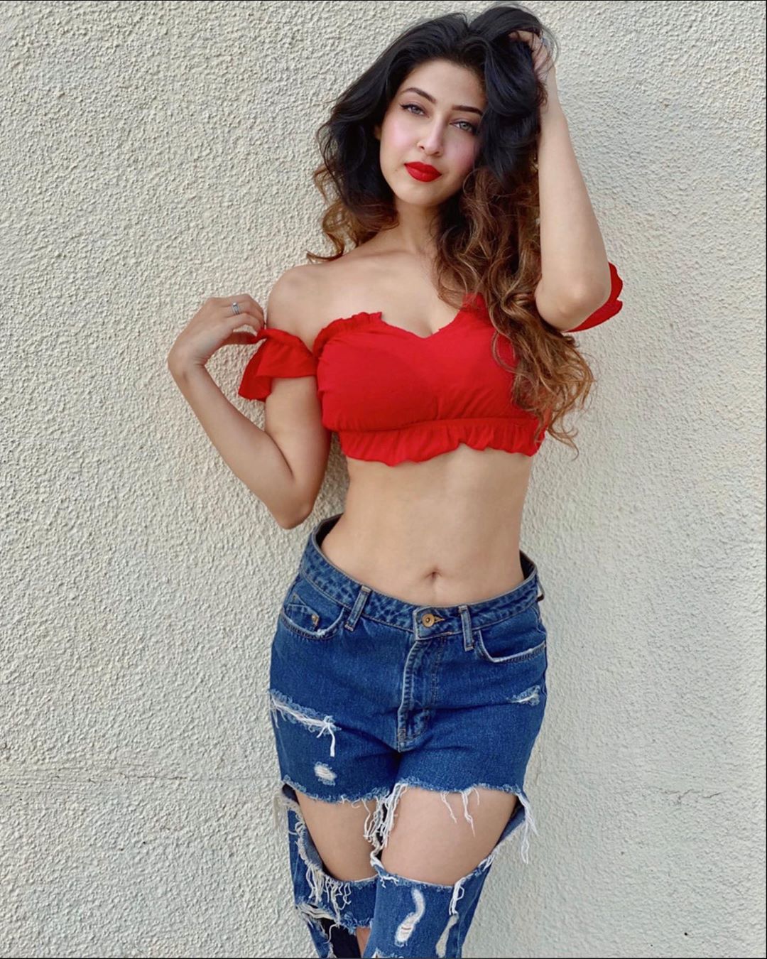 જો કે આ પર તેના અન્ય ફેન્સે તેને આ વાત માટે ખૂબ જ સપોર્ટ કરી. તમામ ટ્રોલ તેની ખેચી. ઉલ્લેખનીય છે કે સોનારિકાના ધાર્મિક ટીવી શો દેવો કે દેવ મહાદેવમાં લીડ રોલ કર્યો હતો. તેના પાર્વતીના પાત્રને લોકોએ ખૂબ જ પસંદ કર્યું હતું. અને તેને આ શોથી ખૂબ જ લોકચાહના અને પ્રસિદ્ધ મળી હતી. (Photo Credit-@bsonarika/Instagram) જો કે આ પર તેના અન્ય ફેન્સે તેને આ વાત માટે ખૂબ જ સપોર્ટ કરી. તમામ ટ્રોલ તેની ખેચી. ઉલ્લેખનીય છે કે સોનારિકાના ધાર્મિક ટીવી શો દેવો કે દેવ મહાદેવમાં લીડ રોલ કર્યો હતો. તેના પાર્વતીના પાત્રને લોકોએ ખૂબ જ પસંદ કર્યું હતું. અને તેને આ શોથી ખૂબ જ લોકચાહના અને પ્રસિદ્ધ મળી હતી. (Photo Credit-@bsonarika/Instagram)