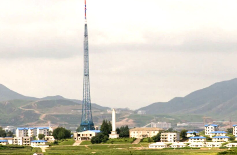 ઉત્તર કોરિયા (North Korea)ની સીમા પર એક ગામ છે જેનું નામ છે કિજોંગ ડાંગ (Kijong Dong)દૂરથી દેખવા પર તે સામાન્ય ગામ લાગે છે. પણ આ ખરેખરમાં એક નકલી શહેર ચે. શહેરમાં તમામ બિલ્ડિંગ પર એક જ રંગ છે અને તે તમામને બ્લુ રંગની છત રંગવામાં આવ્યો છે. અહીં ના કદી કોઇ માણસ દેખાય છે. ના કોઇ પડદા ખૂલ્યા બંધ, ના જ કોઇના ઘરની બહાર કપડા સૂકાતા દેખાય છે. બસ દિવસે તમામ ઘરોની લાઇટ બંધ થાય છે અને રાતે ચાલુ રહે છે. નોર્થ કોરિયાએ આ વ્યૂહાત્મક કારણેથી બનાવ્યું હોવાનું માનવામાં આવે છે. માટે જ આ શહેરને પણ ગોસ્ટ ટાઉન કહે છે. સાંકેતિક ફોટો (Photo-pixabay) ઉત્તર કોરિયા (North Korea)ની સીમા પર એક ગામ છે જેનું નામ છે કિજોંગ ડાંગ (Kijong Dong)દૂરથી દેખવા પર તે સામાન્ય ગામ લાગે છે. પણ આ ખરેખરમાં એક નકલી શહેર ચે. શહેરમાં તમામ બિલ્ડિંગ પર એક જ રંગ છે અને તે તમામને બ્લુ રંગની છત રંગવામાં આવ્યો છે. અહીં ના કદી કોઇ માણસ દેખાય છે. ના કોઇ પડદા ખૂલ્યા બંધ, ના જ કોઇના ઘરની બહાર કપડા સૂકાતા દેખાય છે. બસ દિવસે તમામ ઘરોની લાઇટ બંધ થાય છે અને રાતે ચાલુ રહે છે. નોર્થ કોરિયાએ આ વ્યૂહાત્મક કારણેથી બનાવ્યું હોવાનું માનવામાં આવે છે. માટે જ આ શહેરને પણ ગોસ્ટ ટાઉન કહે છે. સાંકેતિક ફોટો (Photo-pixabay)