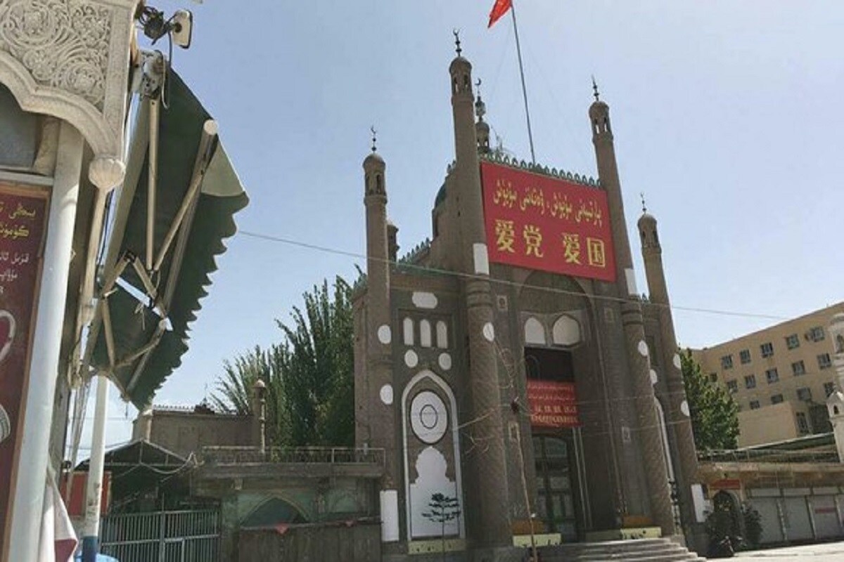 ચીન (China)માં ઉયગર મુસ્લિમો (Uyghur Muslims) પર જિનપિંગ સરકારની ક્રૂરતાની ઘટનાઓ એક પછી એક સામે આવી રહી છે. ચીનમાં સતત મસ્જિદોને તોડવાની ઘટનાઓ સામે આવી રહી છે. આ વચ્ચે ગાન્સૂના લિંશિયામાં અનેક મસ્જિદોના ગુંબજને તોડવામાં આવ્યા છે તેવી ખબર પણ બહાર આવી છે. ફોટો- રેડિયો ફ્રી એશિયા ચીન (China)માં ઉયગર મુસ્લિમો (Uyghur Muslims) પર જિનપિંગ સરકારની ક્રૂરતાની ઘટનાઓ એક પછી એક સામે આવી રહી છે. ચીનમાં સતત મસ્જિદોને તોડવાની ઘટનાઓ સામે આવી રહી છે. આ વચ્ચે ગાન્સૂના લિંશિયામાં અનેક મસ્જિદોના ગુંબજને તોડવામાં આવ્યા છે તેવી ખબર પણ બહાર આવી છે. ફોટો- રેડિયો ફ્રી એશિયા