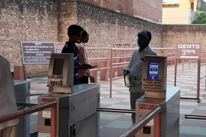 વળી અહીં પર્યટકોના પાર્કિંગ સમેત તમામ નાણાંકીય ચૂકવણી ડિજિટલ માધ્યમથી કરવી પડશે. પર્યટકો માટે સોશિયલ ડિસ્ટેંસિંગનું પાલન અને માસ્ક અનિવાર્ય છે. પર્યટકોએ દિવાલ અને રેલિંગથી દૂર રહેવું પડશે. આ સિવાય શૂ કવર, પાણીની બોટ, ટિશ્યૂ પેપર કચરાપેટીમાં નાંખવા પડશે. સ્મારકના પ્રવેશમાં પ્રવેશ વખતે પર્યટરોનું થર્મલ સ્કેનિંગ કરવામાં આવશે. અને કોઇ લક્ષણ ના દેખાયા તો જ તેમને પરિસરમાં પ્રવેશ મળશે. સોર્સ-ન્યૂઝ 18 વળી અહીં પર્યટકોના પાર્કિંગ સમેત તમામ નાણાંકીય ચૂકવણી ડિજિટલ માધ્યમથી કરવી પડશે. પર્યટકો માટે સોશિયલ ડિસ્ટેંસિંગનું પાલન અને માસ્ક અનિવાર્ય છે. પર્યટકોએ દિવાલ અને રેલિંગથી દૂર રહેવું પડશે. આ સિવાય શૂ કવર, પાણીની બોટ, ટિશ્યૂ પેપર કચરાપેટીમાં નાંખવા પડશે. સ્મારકના પ્રવેશમાં પ્રવેશ વખતે પર્યટરોનું થર્મલ સ્કેનિંગ કરવામાં આવશે. અને કોઇ લક્ષણ ના દેખાયા તો જ તેમને પરિસરમાં પ્રવેશ મળશે. સોર્સ-ન્યૂઝ 18