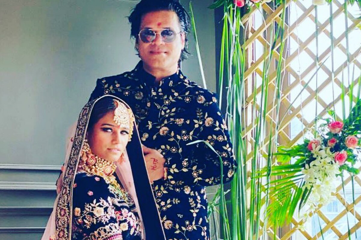 પૂનમ પાંડે તેના પતિ સૈમ બૉમ્બે સામે મારપીટ, જાનથી મારવાની ધમકી હેઠળ ફરિયાદ દાખલ કરી છે. તેમના લગ્નને હજી એક મહિના પણ પૂરો નથી થયો. ફરિયાદ પછી તેના પતિ સેમને પોલીસ પકડીને લઇ ગઇ છે. પૂનમ પાંડે તેના પતિ સૈમ બૉમ્બે સામે મારપીટ, જાનથી મારવાની ધમકી હેઠળ ફરિયાદ દાખલ કરી છે. તેમના લગ્નને હજી એક મહિના પણ પૂરો નથી થયો. ફરિયાદ પછી તેના પતિ સેમને પોલીસ પકડીને લઇ ગઇ છે.