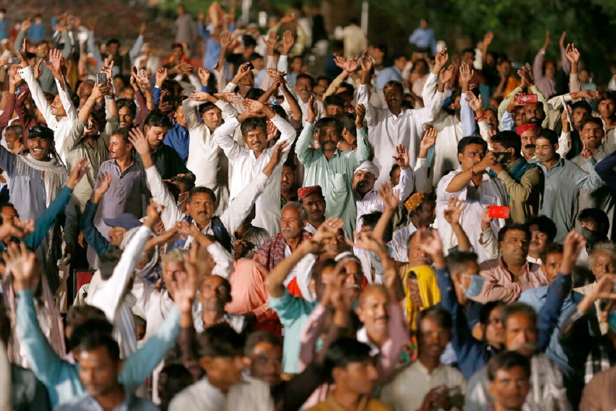 પાકિસ્તાનમાં મોટી સંખ્યામાં લોકો ભારતીય ઉચ્ચ દૂતાવાસના કાર્યલયની બહાર પહોંચીને વિરોધ પ્રદર્શન કર્યું છે. હિંદુ સમુદાયના લોકોએ આ પ્રદર્શન કર્યું છે. પ્રદર્શનકારીઓએ ભારતમાં ગત દિવસોમાં 11 અપ્રવાસી હિંદુઓની સંદિગ્ધ પરિસ્થિતિમાં મોતને લઇને વિરોધ કરી રહ્યા છે. (Photo: AP) પાકિસ્તાનમાં મોટી સંખ્યામાં લોકો ભારતીય ઉચ્ચ દૂતાવાસના કાર્યલયની બહાર પહોંચીને વિરોધ પ્રદર્શન કર્યું છે. હિંદુ સમુદાયના લોકોએ આ પ્રદર્શન કર્યું છે. પ્રદર્શનકારીઓએ ભારતમાં ગત દિવસોમાં 11 અપ્રવાસી હિંદુઓની સંદિગ્ધ પરિસ્થિતિમાં મોતને લઇને વિરોધ કરી રહ્યા છે. (Photo: AP)