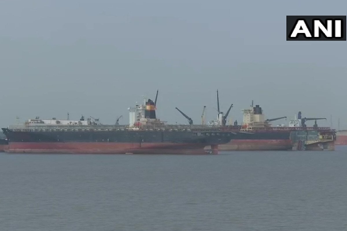 INS વિરાટે નૌસેનામાં 30 વર્ષ પૂરા કર્યા. આ પહેલા તેણે 1959-84 સુધી HMS હર્મીસના રૂપે બ્રિટીશ નૌસેનામાં સેવા આવી હતી. (Pic- ANI) INS વિરાટે નૌસેનામાં 30 વર્ષ પૂરા કર્યા. આ પહેલા તેણે 1959-84 સુધી HMS હર્મીસના રૂપે બ્રિટીશ નૌસેનામાં સેવા આવી હતી. (Pic- ANI)