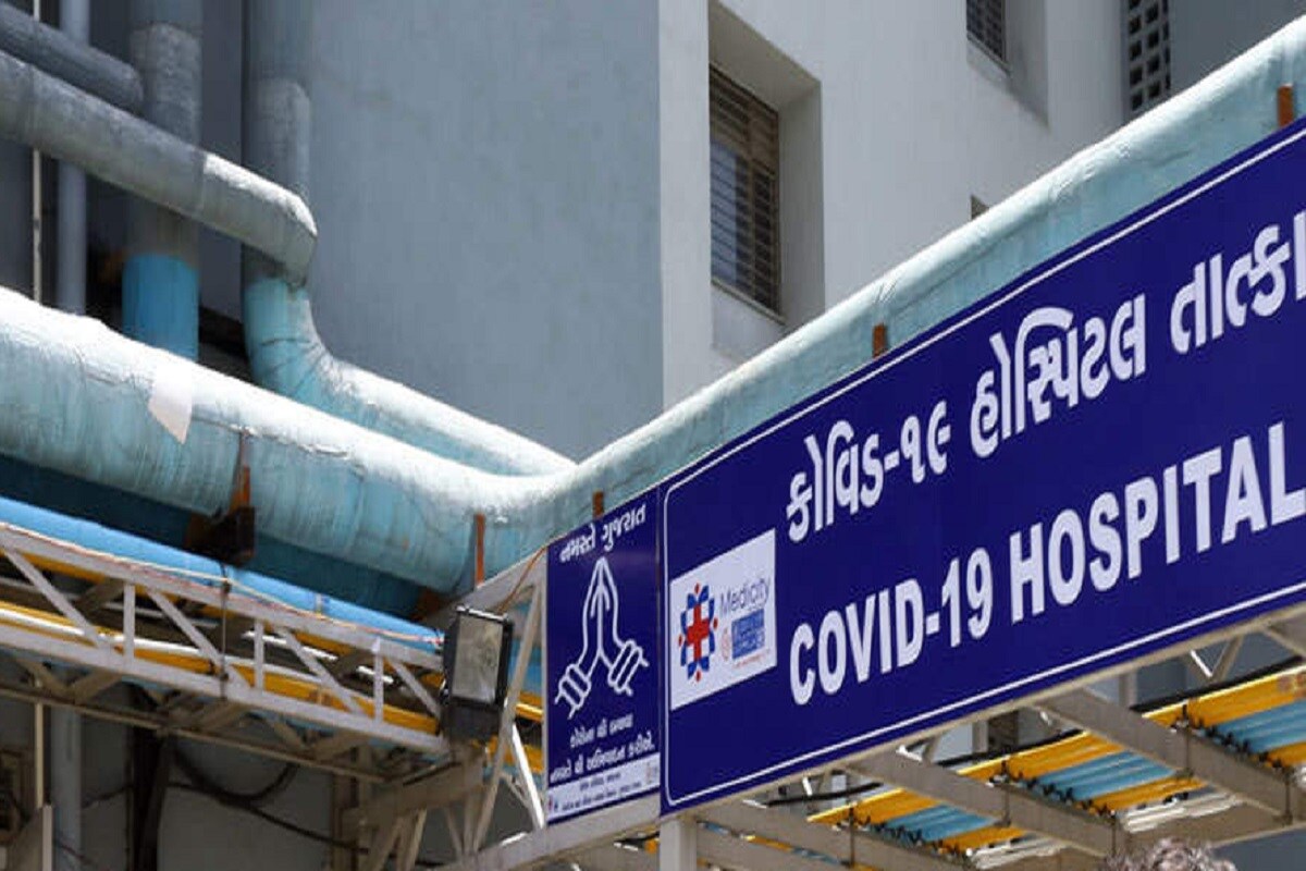 રાજ્યમાં કોરોનાના કારણે 16 દર્દીઓના મોત થયા છે. જેમાં રાજકોટ અને સુરતમાં 4-4, અમદાવાદ, વડોદરામાં 3-3, જ્યારે ગાંધીનગરમાં 2 દર્દીઓના મોત થયા છે. બીજી તરફ સુરતમાં 252, અમદાવાદમાં 203, રાજકોટમાં 200, જામનગરમાં 116, વડોદરામાં 107 સહિત કુલ 1293 દર્દીઓએ કોરોના વાયરસને મ્હાત આપી છે. (પ્રતિકાત્મક તસવીર) રાજ્યમાં કોરોનાના કારણે 16 દર્દીઓના મોત થયા છે. જેમાં રાજકોટ અને સુરતમાં 4-4, અમદાવાદ, વડોદરામાં 3-3, જ્યારે ગાંધીનગરમાં 2 દર્દીઓના મોત થયા છે. બીજી તરફ સુરતમાં 252, અમદાવાદમાં 203, રાજકોટમાં 200, જામનગરમાં 116, વડોદરામાં 107 સહિત કુલ 1293 દર્દીઓએ કોરોના વાયરસને મ્હાત આપી છે. (પ્રતિકાત્મક તસવીર)