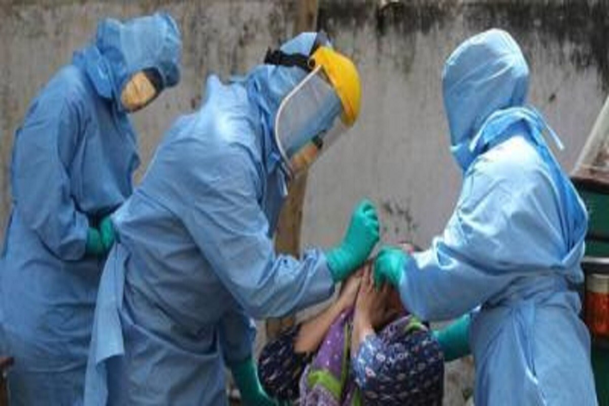 અમદાવાદ : રાજ્યમાં (Gujarat)કોરોના વાયરસના (Coronavirus)ના કેસમાં વધારો યથાવત્ રહ્યો છે. છેલ્લા 24 કલાકમાં ગુજરાતમાં કોરોના વાયરસના 1408 નવા કેસ નોંધાયા છે. જેની સામે 1510 દર્દીઓ સાજા થયા છે. છેલ્લા 24 કલાકમાં રાજ્યમાં કોવિડ-19 (Covid19)ના કારણે 14 દર્દીઓના મોત થયા છે. રાજ્યમાં કુલ મૃત્યુઆંક 3384 થયો છે. 24 કલાકમાં સૌથી વધુ સુરતમાં (SURAT Coronavirus updates) 278 કેસ નોંધાયા છે. રાજ્યમાં કોરોનાના કુલ કેસ 128449 છે. જેમાંથી એક્ટિવ કેસ 16,354 છે. આજે રાજ્યમાં કુલ 61,904 ટેસ્ટ કરવામાં આવ્યા છે. રાજ્યમાં સાજો થવાનો દર 84.69 ટકા છે. (પ્રતિકાત્મક તસવીર) અમદાવાદ : રાજ્યમાં (Gujarat)કોરોના વાયરસના (Coronavirus)ના કેસમાં વધારો યથાવત્ રહ્યો છે. છેલ્લા 24 કલાકમાં ગુજરાતમાં કોરોના વાયરસના 1408 નવા કેસ નોંધાયા છે. જેની સામે 1510 દર્દીઓ સાજા થયા છે. છેલ્લા 24 કલાકમાં રાજ્યમાં કોવિડ-19 (Covid19)ના કારણે 14 દર્દીઓના મોત થયા છે. રાજ્યમાં કુલ મૃત્યુઆંક 3384 થયો છે. 24 કલાકમાં સૌથી વધુ સુરતમાં (SURAT Coronavirus updates) 278 કેસ નોંધાયા છે. રાજ્યમાં કોરોનાના કુલ કેસ 128449 છે. જેમાંથી એક્ટિવ કેસ 16,354 છે. આજે રાજ્યમાં કુલ 61,904 ટેસ્ટ કરવામાં આવ્યા છે. રાજ્યમાં સાજો થવાનો દર 84.69 ટકા છે. (પ્રતિકાત્મક તસવીર)