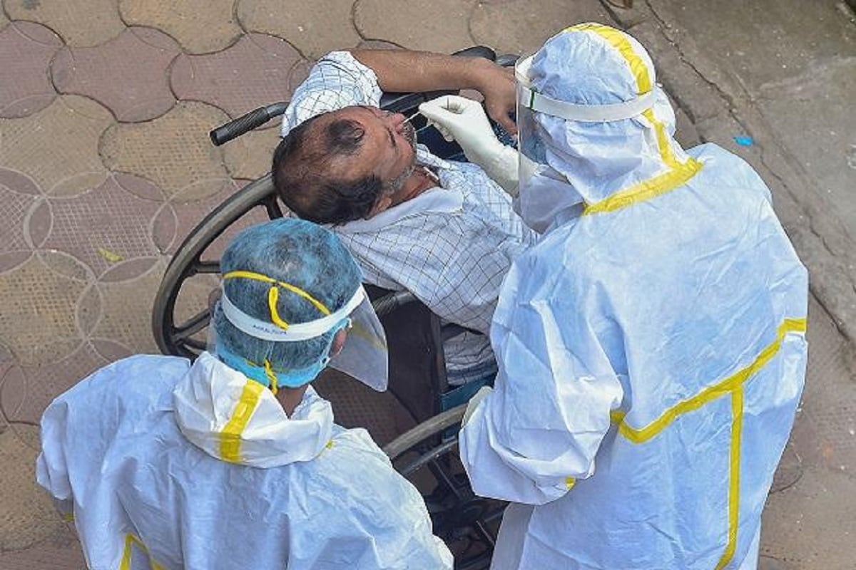 અમદાવાદ : રાજ્યમાં (Gujarat)કોરોના વાયરસના (Coronavirus)ના કેસમાં વધારો યથાવત્ રહ્યો છે. છેલ્લા 24 કલાકમાં ગુજરાતમાં કોરોના વાયરસના 1442 નવા કેસ નોંધાયા છે. જેની સામે 1279 દર્દીઓ સાજા થયા છે. છેલ્લા 24 કલાકમાં રાજ્યમાં કોવિડ-19 (Covid19)ના કારણે 12 દર્દીઓના મોત થયા છે. રાજ્યમાં કુલ મૃત્યુઆંક 3396 થયો છે. 24 કલાકમાં સૌથી વધુ સુરતમાં (SURAT Coronavirus updates) 300 કેસ નોંધાયા છે. રાજ્યમાં કોરોનાના કુલ કેસ 130391 છે. જેમાંથી એક્ટિવ કેસ 16,505 છે. આજે રાજ્યમાં કુલ 61,912 ટેસ્ટ કરવામાં આવ્યા છે. રાજ્યમાં સાજો થવાનો દર 84.74 ટકા છે. (પ્રતિકાત્મક તસવીર) અમદાવાદ : રાજ્યમાં (Gujarat)કોરોના વાયરસના (Coronavirus)ના કેસમાં વધારો યથાવત્ રહ્યો છે. છેલ્લા 24 કલાકમાં ગુજરાતમાં કોરોના વાયરસના 1442 નવા કેસ નોંધાયા છે. જેની સામે 1279 દર્દીઓ સાજા થયા છે. છેલ્લા 24 કલાકમાં રાજ્યમાં કોવિડ-19 (Covid19)ના કારણે 12 દર્દીઓના મોત થયા છે. રાજ્યમાં કુલ મૃત્યુઆંક 3396 થયો છે. 24 કલાકમાં સૌથી વધુ સુરતમાં (SURAT Coronavirus updates) 300 કેસ નોંધાયા છે. રાજ્યમાં કોરોનાના કુલ કેસ 130391 છે. જેમાંથી એક્ટિવ કેસ 16,505 છે. આજે રાજ્યમાં કુલ 61,912 ટેસ્ટ કરવામાં આવ્યા છે. રાજ્યમાં સાજો થવાનો દર 84.74 ટકા છે. (પ્રતિકાત્મક તસવીર)