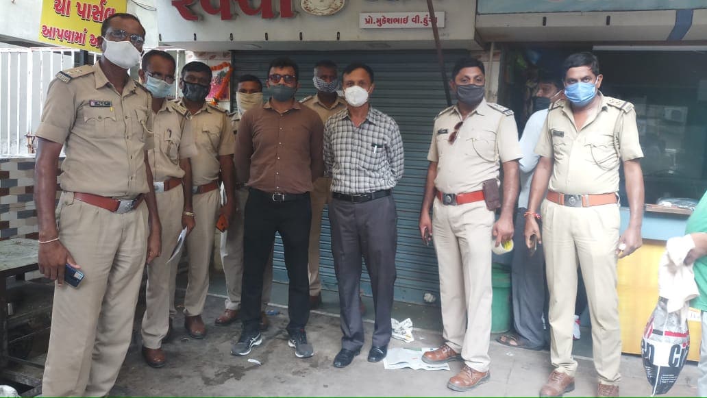 રાજ્ય સરકાર દ્વારા કોરોના સામે સાવચેતી રાખવાના ભાગરૂપે ધંધાર્થીઓને ત્યાં ટોળા ભેગા ન થાય અને સોશિયલ ડિસ્ટન્સનું પાલન કરી પોતાનો વ્યવસાય કરવા છૂટછાટ આપવામાં આવી છે જે ધ્યાને લઇ રાજકોટ મહાનગરપાલિકા દ્વારા સોશિયલ ડિસ્ટન્સનો ભંગ કરવા બદલ શહેરની સાત ચાની હોટલ સીલ કરવામાં આવી છે. સીલ કરવામાં આવેલ ટી સ્ટોલમાં (૧) નકલંગ હોટલ - કાલાવડ રોડ, (૨) રવેચી હોટલ - કૃષ્ણ નગર મેઈન રોડ, આનંદ બંગલા ચોક, (૩) શ્રીજી હોટલ - કાલાવડ રોડ, (૪) જય નકલંગ ટી સ્ટોલ - યુનિવર્સિટી રોડ, (૫) મુરલીધર ડિલક્ષ પાન & ટી સ્ટોલ - યુનિવર્સિટી રોડ (૬) મોમાઈ ટી સ્ટોલ - યુનિવર્સિટી રોડ અને (૭) મોમાઈ ટી સ્ટોલ - લીમડા ચોક સહિતની તમામ ચા ની હોટલો સીલ કરવામાં આવી છે. મનપાની ટિમ દ્વારા અલગ અલગ વિતારોમાં ચેકીંગ હાથ ધરવામાં આવે છે તો સાથેજ આઇવે પ્રોજેકટ દ્વારા પણ નજર રાખવામાં આવે છે અને જો કોઈ નાગરિક ફરિયાદ કરે તો તે વિસ્તારમાં મનપાની ટિમ પહોંચી તાત્કાલિક કાર્યવાહી કરી રહી છે. રાજ્ય સરકાર દ્વારા કોરોના સામે સાવચેતી રાખવાના ભાગરૂપે ધંધાર્થીઓને ત્યાં ટોળા ભેગા ન થાય અને સોશિયલ ડિસ્ટન્સનું પાલન કરી પોતાનો વ્યવસાય કરવા છૂટછાટ આપવામાં આવી છે જે ધ્યાને લઇ રાજકોટ મહાનગરપાલિકા દ્વારા સોશિયલ ડિસ્ટન્સનો ભંગ કરવા બદલ શહેરની સાત ચાની હોટલ સીલ કરવામાં આવી છે. સીલ કરવામાં આવેલ ટી સ્ટોલમાં (૧) નકલંગ હોટલ - કાલાવડ રોડ, (૨) રવેચી હોટલ - કૃષ્ણ નગર મેઈન રોડ, આનંદ બંગલા ચોક, (૩) શ્રીજી હોટલ - કાલાવડ રોડ, (૪) જય નકલંગ ટી સ્ટોલ - યુનિવર્સિટી રોડ, (૫) મુરલીધર ડિલક્ષ પાન & ટી સ્ટોલ - યુનિવર્સિટી રોડ (૬) મોમાઈ ટી સ્ટોલ - યુનિવર્સિટી રોડ અને (૭) મોમાઈ ટી સ્ટોલ - લીમડા ચોક સહિતની તમામ ચા ની હોટલો સીલ કરવામાં આવી છે. મનપાની ટિમ દ્વારા અલગ અલગ વિતારોમાં ચેકીંગ હાથ ધરવામાં આવે છે તો સાથેજ આઇવે પ્રોજેકટ દ્વારા પણ નજર રાખવામાં આવે છે અને જો કોઈ નાગરિક ફરિયાદ કરે તો તે વિસ્તારમાં મનપાની ટિમ પહોંચી તાત્કાલિક કાર્યવાહી કરી રહી છે.