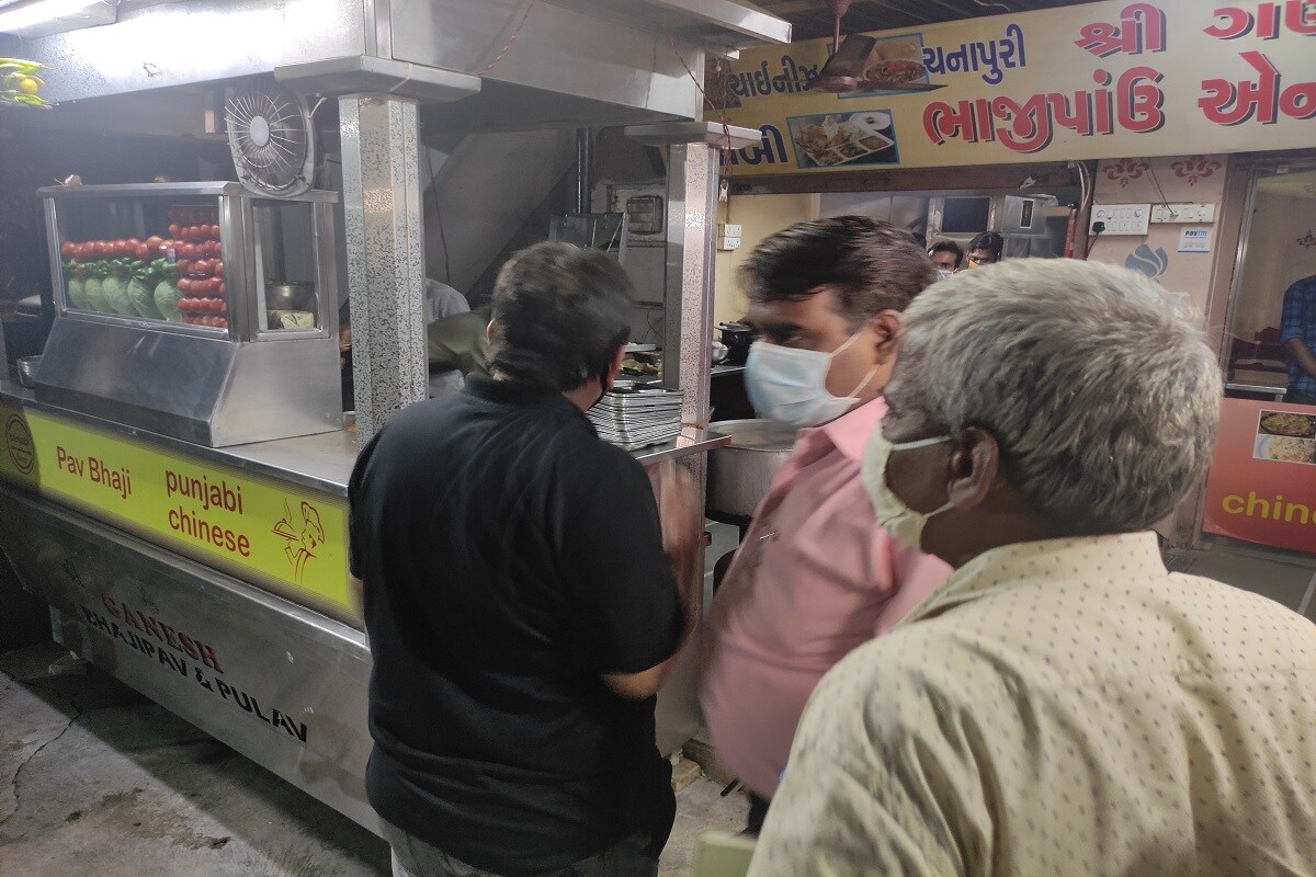 ભીડભાડવાળા સમગ્ર વિસ્તારોને ખાલી કરાવવામાં આવ્યા.. શહેરમાં કોરોનાના વધી રહેલા કેસોને લઈને સોલિડ વેસ્ટ મેનેજમેન્ટનાં અધિકારીઓ દ્વારા આ કાર્યવાહી હાથ ધરાઇ. અમદાવાદના પશ્વિમ ઝોનનાં વિવિધ વિસ્તારોમાં 9 ટીમો દ્વારા ચેકિંગ હાથ ધરવામાં આવી હતી. ભીડભાડવાળા સમગ્ર વિસ્તારોને ખાલી કરાવવામાં આવ્યા.. શહેરમાં કોરોનાના વધી રહેલા કેસોને લઈને સોલિડ વેસ્ટ મેનેજમેન્ટનાં અધિકારીઓ દ્વારા આ કાર્યવાહી હાથ ધરાઇ. અમદાવાદના પશ્વિમ ઝોનનાં વિવિધ વિસ્તારોમાં 9 ટીમો દ્વારા ચેકિંગ હાથ ધરવામાં આવી હતી.