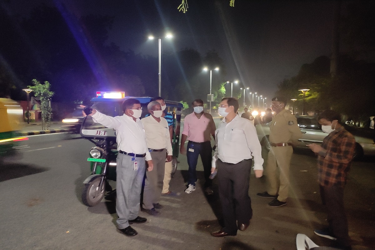 આવતીકાલે અને આગામી દિવસોમાં પણ ચુસ્તપણે અલગ અલગ ટીમો દ્વારા શહેરના વિવિધ વિસ્તારોમાં આ કાર્યવાહી ચાલુ રાખવામાં આવશે.. કોરોનાનાં વધી રહેલા કેસો ચિંતાનો વિષય છે ત્યારે અમદાવાદીઓ ચુસ્તપણે કોરોના ગાઈડલાઈનનું પાલન કરે તે જરૂરી છે અને નહીં કરે તો એમ સી સોલિડ વેસ્ટ મેનેજમેન્ટ દ્વારા સખત કાર્યવાહી પણ હાથ ધરવામાં આવશે. આવતીકાલે અને આગામી દિવસોમાં પણ ચુસ્તપણે અલગ અલગ ટીમો દ્વારા શહેરના વિવિધ વિસ્તારોમાં આ કાર્યવાહી ચાલુ રાખવામાં આવશે.. કોરોનાનાં વધી રહેલા કેસો ચિંતાનો વિષય છે ત્યારે અમદાવાદીઓ ચુસ્તપણે કોરોના ગાઈડલાઈનનું પાલન કરે તે જરૂરી છે અને નહીં કરે તો એમ સી સોલિડ વેસ્ટ મેનેજમેન્ટ દ્વારા સખત કાર્યવાહી પણ હાથ ધરવામાં આવશે.