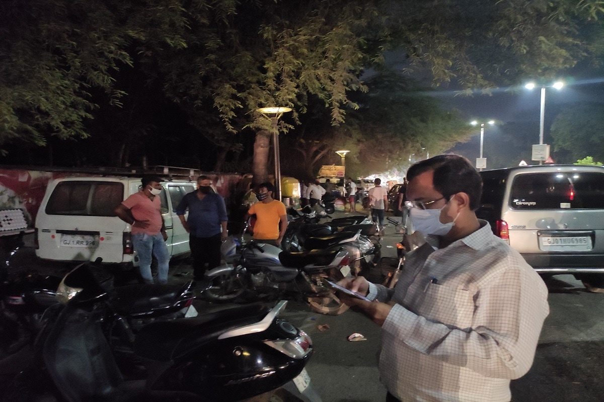 ઉલ્લેખનીય છેકે છેલ્લા બે દિવસમાં અમદાવાદ મ્યુનિસિપલ કોર્પોરેશન (Amdavad municipal corporation) દ્વારા ચાની કીટલીઓ અને પાનના ગલ્લા ઉપર કેટલીક જગ્યાએ તવાઈ બોલાવવામાં આવી હતી. જ્યારે આજે સોલિડ વેસ્ટ મેનેજમેન્ટ વિભાગ દ્વારા શહેરના ખ્યાતનામ એવા એબી જવેલર્સ (AB Jewelers) ચેકિંગ કરવામાં આવ્યું હતું. ઉલ્લેખનીય છેકે છેલ્લા બે દિવસમાં અમદાવાદ મ્યુનિસિપલ કોર્પોરેશન (Amdavad municipal corporation) દ્વારા ચાની કીટલીઓ અને પાનના ગલ્લા ઉપર કેટલીક જગ્યાએ તવાઈ બોલાવવામાં આવી હતી. જ્યારે આજે સોલિડ વેસ્ટ મેનેજમેન્ટ વિભાગ દ્વારા શહેરના ખ્યાતનામ એવા એબી જવેલર્સ (AB Jewelers) ચેકિંગ કરવામાં આવ્યું હતું.