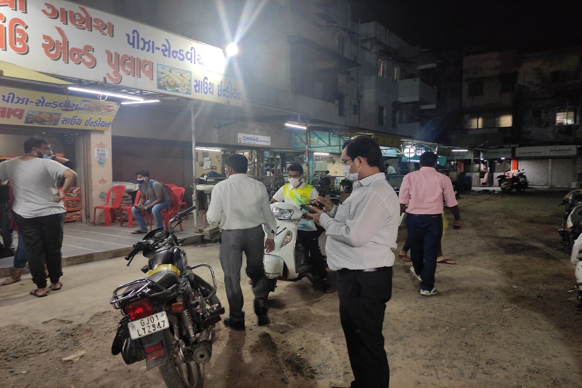 સંજય જોશી, અમદાવાદઃ કોરોના ગાઈડલાઈન (corona guidelines)ની ચુસ્ત અમલવારીને લઈને અમદાવાદ મ્યુનિસિપલ કોર્પોરેશન (AMC) સોલિડ વેસ્ટ મેનેજમેન્ટ વિભાગની કાર્યવાહી સામે આવી છે. શહેરના આઈ આઇ એમ રોડ વિસ્તારમાં એએમસી અધિકારીઓએ કાર્યવાહી હાથ ધરી છે. સોશિયલ ડિસ્ટન્સનું (Social distance) પાલન ન કરતા અને માસ્ક ન પહેરનાર લોકો સામે દંડાત્મક કાર્યવાહી પણ કરવામાં આવી છે. સંજય જોશી, અમદાવાદઃ કોરોના ગાઈડલાઈન (corona guidelines)ની ચુસ્ત અમલવારીને લઈને અમદાવાદ મ્યુનિસિપલ કોર્પોરેશન (AMC) સોલિડ વેસ્ટ મેનેજમેન્ટ વિભાગની કાર્યવાહી સામે આવી છે. શહેરના આઈ આઇ એમ રોડ વિસ્તારમાં એએમસી અધિકારીઓએ કાર્યવાહી હાથ ધરી છે. સોશિયલ ડિસ્ટન્સનું (Social distance) પાલન ન કરતા અને માસ્ક ન પહેરનાર લોકો સામે દંડાત્મક કાર્યવાહી પણ કરવામાં આવી છે.