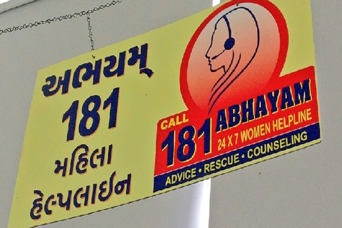 આ સંબધ તેઓના પરિવારને મંજૂર નહીં હોવાથી બંનેને ભારે જહેમત બાદ શોધી કાઢી ઘરે લાવવામાં આવ્યાં હતાં. ઘરે લાવી પરિવારે તેમને માસી અને ભાણાનો સંબધ થયાં હોવાથી આ લગ્ન સંબધ શક્ય નથી એવી સમજાવટ કરવામાં લાગ્યા હતા. છતાં બંને પોતાની જીદ ઉપર અડગ રહ્યા હતા. જેથી વિધવા માતાએ પોતાના પુત્ર અને પોતાની બહેનને સમજાવવા માટે આખરે 181 અભયમ મહિલા હેલ્પલાઇનમાં કોલ કરી મદદ માંગી હતી. (પ્રતિકાત્મક તસવીર) આ સંબધ તેઓના પરિવારને મંજૂર નહીં હોવાથી બંનેને ભારે જહેમત બાદ શોધી કાઢી ઘરે લાવવામાં આવ્યાં હતાં. ઘરે લાવી પરિવારે તેમને માસી અને ભાણાનો સંબધ થયાં હોવાથી આ લગ્ન સંબધ શક્ય નથી એવી સમજાવટ કરવામાં લાગ્યા હતા. છતાં બંને પોતાની જીદ ઉપર અડગ રહ્યા હતા. જેથી વિધવા માતાએ પોતાના પુત્ર અને પોતાની બહેનને સમજાવવા માટે આખરે 181 અભયમ મહિલા હેલ્પલાઇનમાં કોલ કરી મદદ માંગી હતી. (પ્રતિકાત્મક તસવીર)