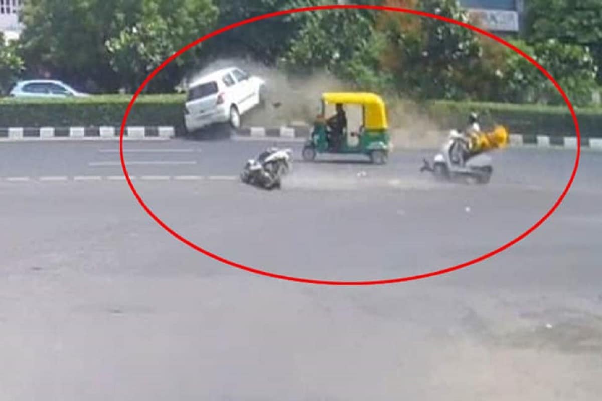 અમદાવાદમાં (Ahmedabad) રવિવારે એક ગમખ્વાર અકસ્માત (Accident) થયો છે. જેમાં એક આશાસ્પદ યુવાનનું મોત નીપજ્યું છે જ્યારે ત્રણ લોકો ગંભીર રીતે ઇજાગ્રસ્ત છે. રવિવારે શહેરનાં રાજપથ ક્લબ (Rajpath Club) સામે ફૂલ સ્પિડમાં આવતી કારના ચાલકે એક્ટિવા ચાલકને ટક્કર મારતાં તેનું ઘટના સ્થળે મોત નીપજ્યું હતું. બીજીતરફ કાર ડિવાઇડર તોડીને સામેની બાજુ પહોચી જતાં કાર ચાલક પણ ગંભીર રીતે ઘાયલ થયો હતો. કાર એટલી સ્પીડમાં હતી કે તે ચારવાર પલટી મારી ગઈ હતી અને ડિવાઈડર કુદાવીને સામેના રોડ પર જતી રહી હતી. એસજી હાઇવે ટ્રાફિક પોલીસે અકસ્માત કરનાર કારચાલક વિરુદ્ધ ગુનો નોંધવા તજવીજ કરી હતી. અમદાવાદમાં (Ahmedabad) રવિવારે એક ગમખ્વાર અકસ્માત (Accident) થયો છે. જેમાં એક આશાસ્પદ યુવાનનું મોત નીપજ્યું છે જ્યારે ત્રણ લોકો ગંભીર રીતે ઇજાગ્રસ્ત છે. રવિવારે શહેરનાં રાજપથ ક્લબ (Rajpath Club) સામે ફૂલ સ્પિડમાં આવતી કારના ચાલકે એક્ટિવા ચાલકને ટક્કર મારતાં તેનું ઘટના સ્થળે મોત નીપજ્યું હતું. બીજીતરફ કાર ડિવાઇડર તોડીને સામેની બાજુ પહોચી જતાં કાર ચાલક પણ ગંભીર રીતે ઘાયલ થયો હતો. કાર એટલી સ્પીડમાં હતી કે તે ચારવાર પલટી મારી ગઈ હતી અને ડિવાઈડર કુદાવીને સામેના રોડ પર જતી રહી હતી. એસજી હાઇવે ટ્રાફિક પોલીસે અકસ્માત કરનાર કારચાલક વિરુદ્ધ ગુનો નોંધવા તજવીજ કરી હતી.