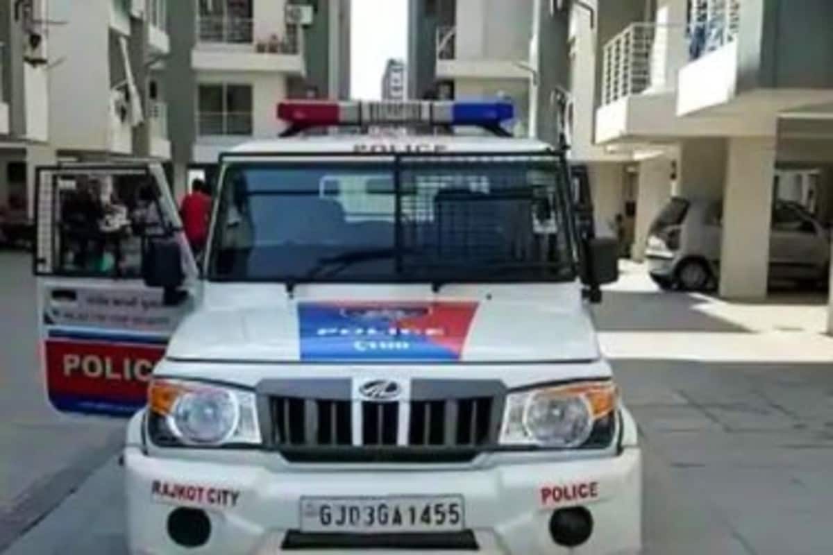 સુરતમાં (Surat) છેલ્લા થોડા દિવસ થી મહિલાઓની છેડતીની (Eve Teasing of woman) સતત ઘટના સામે આવી રહી છે ત્યારે સુરત ના ચોક બજાર વિત્તરમાં એકપર્ણીત મહિલાના પ્રેમમાં પેડેલા યુવાને મહિલાને પામવા માટે પરિણીતા કરિયાણા સ્ટોર પર ઘરવખરીનો સામાન લેવા ગઈ તે સમયે યુવાને આ પરિણીત મહિલાને પકડી પડી તેને પોતાના મોબાઈલ માં રહેલ પોર્ન વિડીયો બતાવી પોતાની સાથે આવા માટે અને નહિ આવે તો તારા પતિને મારી નાખી તેવું કહેતા પોલીસ ફરિયાદ નોંધાઈ છે. મહિલાએ પોતાના પતિ સાથે મળી આ યુવકને ઝડપી અને તેને પોલીસને હવાલે કર્યો છે. (પ્રતિકાત્મક તસવીહર) સુરતમાં (Surat) છેલ્લા થોડા દિવસ થી મહિલાઓની છેડતીની (Eve Teasing of woman) સતત ઘટના સામે આવી રહી છે ત્યારે સુરત ના ચોક બજાર વિત્તરમાં એકપર્ણીત મહિલાના પ્રેમમાં પેડેલા યુવાને મહિલાને પામવા માટે પરિણીતા કરિયાણા સ્ટોર પર ઘરવખરીનો સામાન લેવા ગઈ તે સમયે યુવાને આ પરિણીત મહિલાને પકડી પડી તેને પોતાના મોબાઈલ માં રહેલ પોર્ન વિડીયો બતાવી પોતાની સાથે આવા માટે અને નહિ આવે તો તારા પતિને મારી નાખી તેવું કહેતા પોલીસ ફરિયાદ નોંધાઈ છે. મહિલાએ પોતાના પતિ સાથે મળી આ યુવકને ઝડપી અને તેને પોલીસને હવાલે કર્યો છે. (પ્રતિકાત્મક તસવીહર)