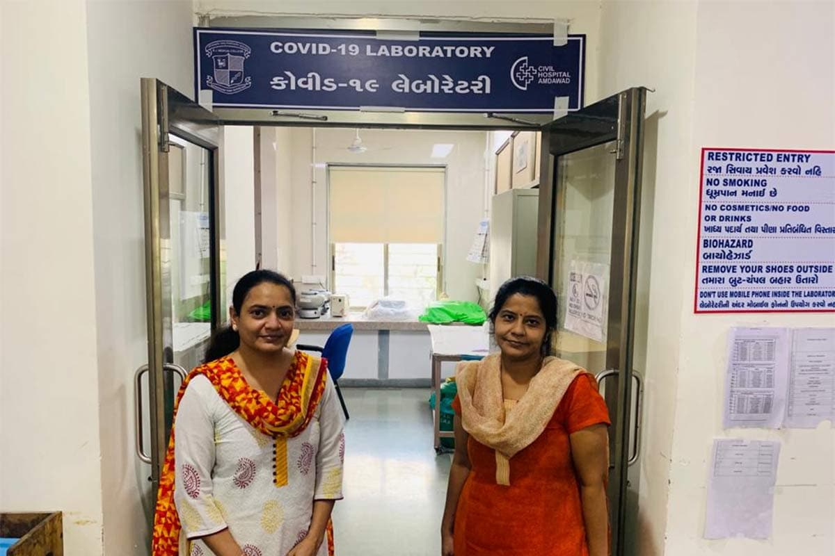 સંજય જોશી, અમદાવાદ: સિવિલ હૉસ્પિટલ (Ahmedabad Civil Hospital) સંકુલમાં આવેલી 1200 બેડની હૉસ્પિટલ આજે અનેક દર્દીઓ માટે જીવન સંજીવની પુરવાર થઈ છે. આ હૉસ્પિટલમાં અનેક તબીબો, નર્સ, પેરા મેડિકલ સ્ટાફ 24x7 કાર્યરત રહે છે, પરંતુ સિવિલ હૉસ્પિટલ સંકુલમાં આવેલી બી.જે. મેડિકલ કૉલેજ (B.J. Medical College)ની માઈક્રો બાયોલોજી લેબોરેટરી પણ સતત 24 કલાક કાર્યરત રહે છે, એટલું જ નહીં, અહીં દિવસ-રાત શહેરીજનો ઉપરાંત રાજ્યભરમાંથી આવતા દર્દીઓનાં સેમ્પલ ટેસ્ટ થાય છે. અત્યાર સુધી અહીં કુલ 1.04 લાખથી વધુ ટેસ્ટ કરાયા છે. માઈક્રો બાયોલોજી ડિપાર્ટમેન્ટના એસોશિએટ પ્રૉફેસર ડૉ. સુમિતા સોની કહે છે કે, આ લેબોરેટરી ૮મી ફેબ્રુઆરીથી સતત કાર્યરત છે. એક પણ રજા લીધા વગર સ્ટાફ દિવસ-રાત કામ કરતો રહ્યો છે. એટલે જ અત્યાર સુધીમાં 1,04,000થી વધુ ટેસ્ટ કરી શકાયા છે. સંજય જોશી, અમદાવાદ: સિવિલ હૉસ્પિટલ (Ahmedabad Civil Hospital) સંકુલમાં આવેલી 1200 બેડની હૉસ્પિટલ આજે અનેક દર્દીઓ માટે જીવન સંજીવની પુરવાર થઈ છે. આ હૉસ્પિટલમાં અનેક તબીબો, નર્સ, પેરા મેડિકલ સ્ટાફ 24x7 કાર્યરત રહે છે, પરંતુ સિવિલ હૉસ્પિટલ સંકુલમાં આવેલી બી.જે. મેડિકલ કૉલેજ (B.J. Medical College)ની માઈક્રો બાયોલોજી લેબોરેટરી પણ સતત 24 કલાક કાર્યરત રહે છે, એટલું જ નહીં, અહીં દિવસ-રાત શહેરીજનો ઉપરાંત રાજ્યભરમાંથી આવતા દર્દીઓનાં સેમ્પલ ટેસ્ટ થાય છે. અત્યાર સુધી અહીં કુલ 1.04 લાખથી વધુ ટેસ્ટ કરાયા છે. માઈક્રો બાયોલોજી ડિપાર્ટમેન્ટના એસોશિએટ પ્રૉફેસર ડૉ. સુમિતા સોની કહે છે કે, આ લેબોરેટરી ૮મી ફેબ્રુઆરીથી સતત કાર્યરત છે. એક પણ રજા લીધા વગર સ્ટાફ દિવસ-રાત કામ કરતો રહ્યો છે. એટલે જ અત્યાર સુધીમાં 1,04,000થી વધુ ટેસ્ટ કરી શકાયા છે.