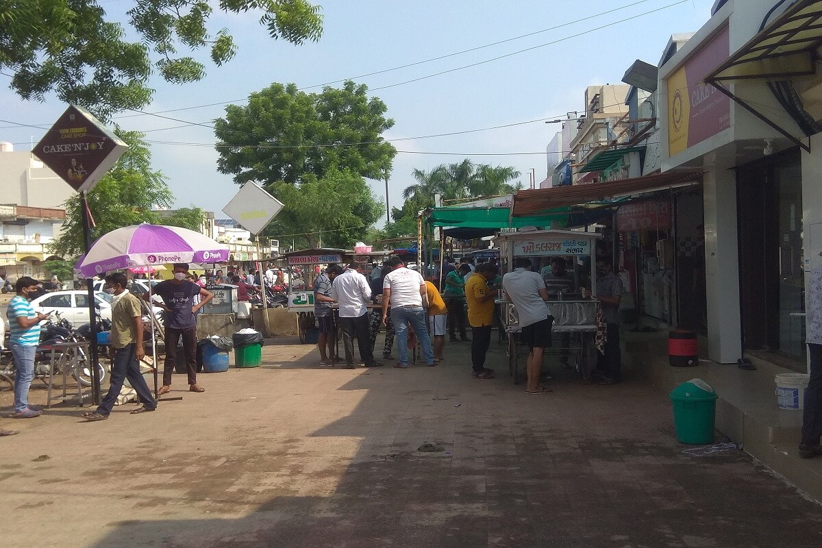 એક તરફ કોરોના સામે લડવા માસ્ક ફરજિયાત પહેરવું અને બે વ્યક્તિઓ અંતર જાળવવું એટલે કે સોશિયલ ડિસ્ટન્સનું પાલન કરવું. પરંતુ આ નિયમો માત્ર નામ માત્ર બની ગયા હોય તેવુ જોવા મળી રહ્યું છે અને ખાસ કરીને શહેરમાં ચાની કીટલી, પાનના ગલ્લા અને નાસ્તાના સ્ટોલ પર લોકોએ ટોળે વળવું નહીં. એક તરફ કોરોના સામે લડવા માસ્ક ફરજિયાત પહેરવું અને બે વ્યક્તિઓ અંતર જાળવવું એટલે કે સોશિયલ ડિસ્ટન્સનું પાલન કરવું. પરંતુ આ નિયમો માત્ર નામ માત્ર બની ગયા હોય તેવુ જોવા મળી રહ્યું છે અને ખાસ કરીને શહેરમાં ચાની કીટલી, પાનના ગલ્લા અને નાસ્તાના સ્ટોલ પર લોકોએ ટોળે વળવું નહીં.