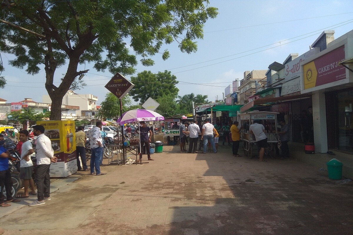 એટલું જ નહીં અહેવાલ બાદ AMCના અધિકારી ઓ દોડતા થયા અને નાસ્તાના સ્ટોલ બંધ કરાવ્યાં હતા. પણ શુ હાલ પૂરતા સ્ટોલ બંધ કરાવી દેવાથી લોકો નિયમોનું પાલન કરતા થઈ જશે ? જ્યારે નિયમોના પાલન અંગે ન્યૂઝ18 ગુજરાતીની ટિમ એ અધિકારીઓ ને પૂછવાનો પ્રયાસ કર્યો તો તેઓ પણ જવાબદારી માંથી ભાગતા હોય તેવા દ્રશ્યો સામે આવ્યા. એટલું જ નહીં અહેવાલ બાદ AMCના અધિકારી ઓ દોડતા થયા અને નાસ્તાના સ્ટોલ બંધ કરાવ્યાં હતા. પણ શુ હાલ પૂરતા સ્ટોલ બંધ કરાવી દેવાથી લોકો નિયમોનું પાલન કરતા થઈ જશે ? જ્યારે નિયમોના પાલન અંગે ન્યૂઝ18 ગુજરાતીની ટિમ એ અધિકારીઓ ને પૂછવાનો પ્રયાસ કર્યો તો તેઓ પણ જવાબદારી માંથી ભાગતા હોય તેવા દ્રશ્યો સામે આવ્યા.