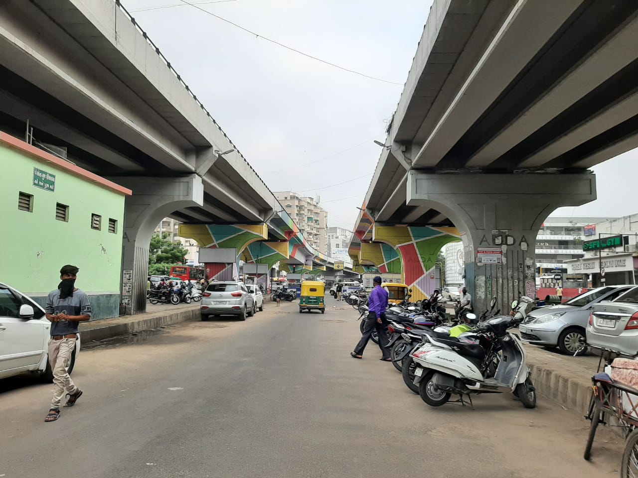 Show my parking કંપની દ્વારા અમદાવાદ મ્યુનિસિપલ કોર્પોરેશન સાથે કોન્ટ્રાકટ કરીને એપ્લિકેશન ચાલુ કરવામાં આવી છે બે કલાકના ફોર વહીલર ના 15 રૂપિયા અને ટુ વહીલર ના 5 રૂપિયા ભાવ રાખવામાં આવ્યો છે. Show my parking કંપની દ્વારા અમદાવાદ મ્યુનિસિપલ કોર્પોરેશન સાથે કોન્ટ્રાકટ કરીને એપ્લિકેશન ચાલુ કરવામાં આવી છે બે કલાકના ફોર વહીલર ના 15 રૂપિયા અને ટુ વહીલર ના 5 રૂપિયા ભાવ રાખવામાં આવ્યો છે.