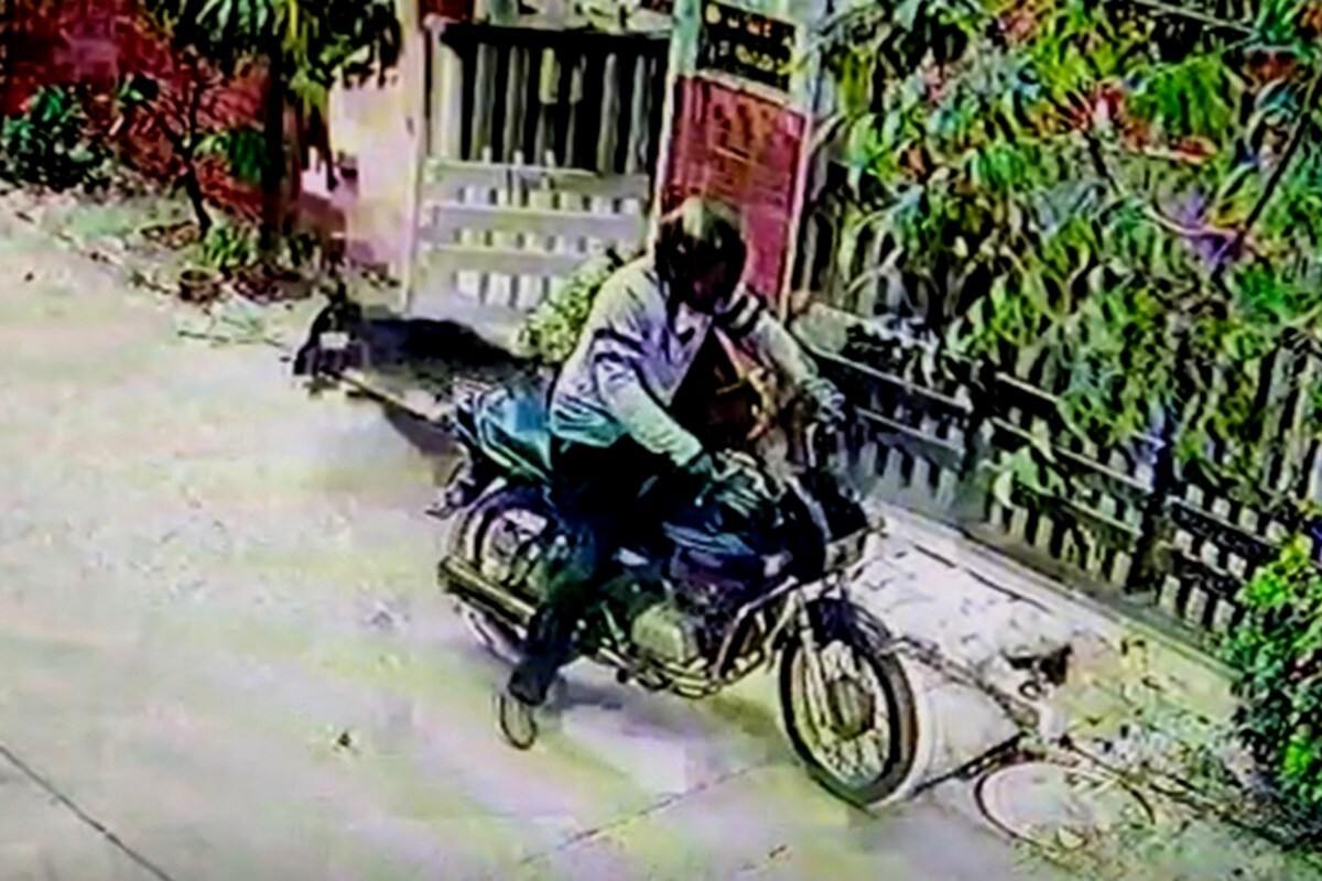 ત્યારબાદ આરોપીએ જોરથી કબાટ ખોલવાનો પ્રયાસ કર્યો હતો પરંતુ કબાટ ખુલ્લો ન હતો તેથી રૂમમાં આસપાસ શોધખોળ કરી હતી જેમાં એક ટેબલ પર પડેલ ચાંદીની વાટકી અને ગ્લાસ મળી આવતા તે લઈને ફરિયાદીને પાછો ફરતો નહીં તેવું કહી નીચે જતો રહ્યો હતો ત્યારબાદ આરોપીએ જોરથી કબાટ ખોલવાનો પ્રયાસ કર્યો હતો પરંતુ કબાટ ખુલ્લો ન હતો તેથી રૂમમાં આસપાસ શોધખોળ કરી હતી જેમાં એક ટેબલ પર પડેલ ચાંદીની વાટકી અને ગ્લાસ મળી આવતા તે લઈને ફરિયાદીને પાછો ફરતો નહીં તેવું કહી નીચે જતો રહ્યો હતો