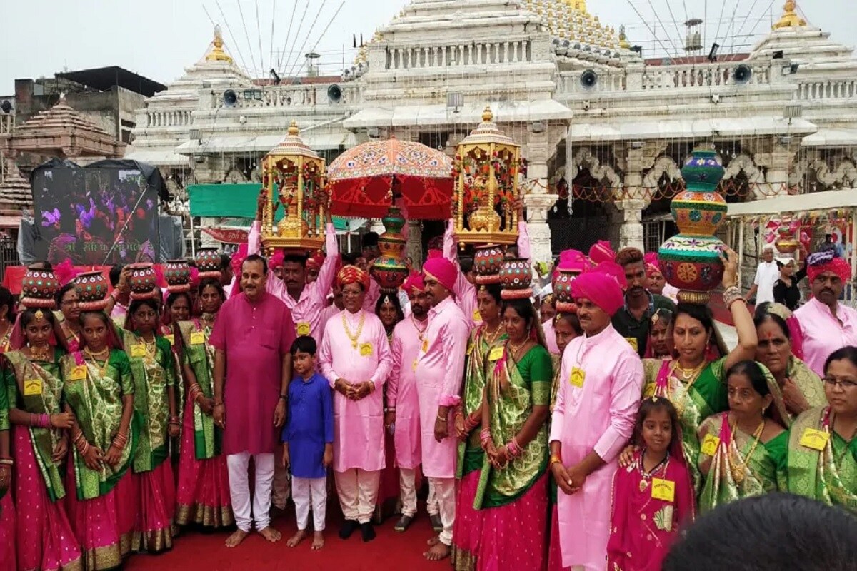 વર્ષ 2019માં ભાદરવી પૂનમના મેળામાં સાત દિવસમાં કુલ 19,84,897 શ્રધૃધાળુઓ ઉમટયા હતાં. પૂનમના દિવસે તો 3.50 લાખ ભકતોએ માતાજીના શરણે શીશ ઝુકાવ્યુ હતું. દર વર્ષે યોજાતા ભાદરવી પૂનમના મેળાને કારણે સ્ટોલ કરીને નાના મોટા વેપારીઓ રોજગારી મેળવે છે. પણ આ વખતે મેળો નહી યોજાય તો વેપારીઓને નુકશાન વેઠવાનો વારો આવશે. વર્ષ 2019માં ભાદરવી પૂનમના મેળામાં સાત દિવસમાં કુલ 19,84,897 શ્રધૃધાળુઓ ઉમટયા હતાં. પૂનમના દિવસે તો 3.50 લાખ ભકતોએ માતાજીના શરણે શીશ ઝુકાવ્યુ હતું. દર વર્ષે યોજાતા ભાદરવી પૂનમના મેળાને કારણે સ્ટોલ કરીને નાના મોટા વેપારીઓ રોજગારી મેળવે છે. પણ આ વખતે મેળો નહી યોજાય તો વેપારીઓને નુકશાન વેઠવાનો વારો આવશે.