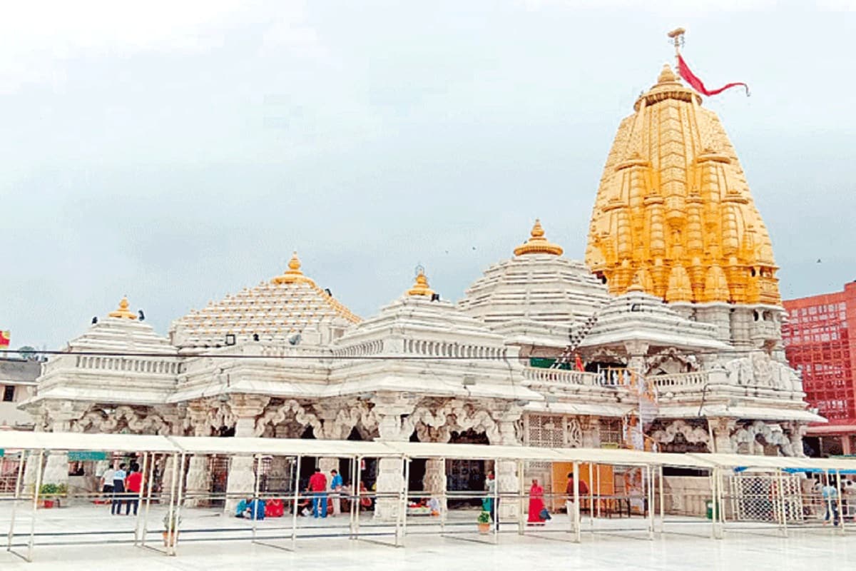 શુક્રવારે સવારે રાજકોટનાં માઈ ભક્ત દ્વારા માતાજીની પૂજા અર્ચના કરી સવા કિલો સોનાની ભેટ ધરવામાં આવી હતી. જેનો મંદિરના ઈન્સ્પેક્ટર સતીષભાઈ ગઢવીએ સ્વીકારી માતાજીના ભંડારામાં તેનો ઉમેરો કર્યો હતો. શુક્રવારે સવારે રાજકોટનાં માઈ ભક્ત દ્વારા માતાજીની પૂજા અર્ચના કરી સવા કિલો સોનાની ભેટ ધરવામાં આવી હતી. જેનો મંદિરના ઈન્સ્પેક્ટર સતીષભાઈ ગઢવીએ સ્વીકારી માતાજીના ભંડારામાં તેનો ઉમેરો કર્યો હતો.