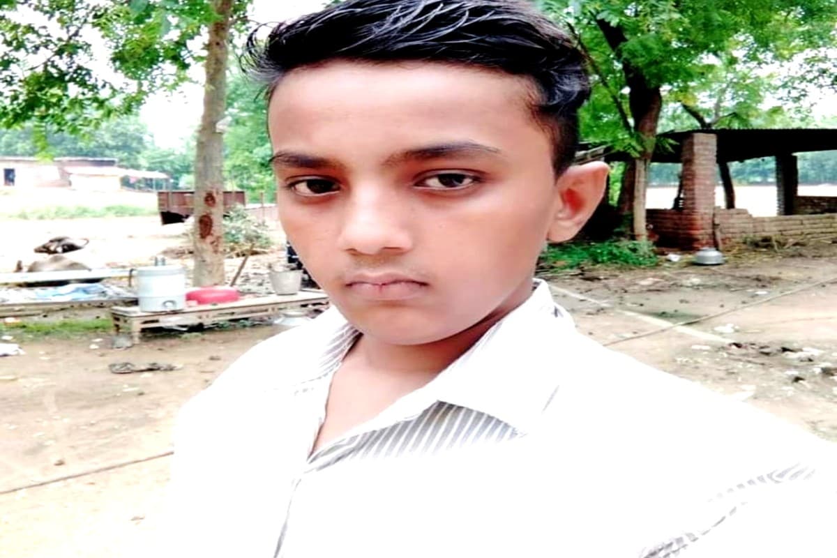 જનક જાગીરદાર, આણંદ : આજકાલના બાળકોને Online ગેમિંગનું ઘેલું લાગ્યું છે. વાલીઓ નાની ઉંમરે બાળકોને સ્માર્ટફોન આપે છે ત્યારે તેમને સ્વપ્ને પણ ખ્યાલ નથી હોતો કે આના દુર્ગમ પરિણામો કેવા આવી શકે છે. ત્યારે ખૂબ જ લોકપ્રિય ગેમ PUBG રમવા બાબતે આણંદના ઉમરેઠ તાલુકાના (Sureli Village Anand) સુરેલી ગામે એક કિશોરે (boy Commited suicide over PUBG)આપઘાત કરીને જિંદગી ટૂંકાવી લીધી છે. હાલમાં ઑનલાઇન એજ્યુકેશનના કારણે બાળકોને સ્માર્ટફોન આપવા ફરજિયાત છે ત્યારે વાલીઓએ આ પાસાનો વિચાર ખાસ કરવા જેવો છે. જનક જાગીરદાર, આણંદ : આજકાલના બાળકોને Online ગેમિંગનું ઘેલું લાગ્યું છે. વાલીઓ નાની ઉંમરે બાળકોને સ્માર્ટફોન આપે છે ત્યારે તેમને સ્વપ્ને પણ ખ્યાલ નથી હોતો કે આના દુર્ગમ પરિણામો કેવા આવી શકે છે. ત્યારે ખૂબ જ લોકપ્રિય ગેમ PUBG રમવા બાબતે આણંદના ઉમરેઠ તાલુકાના (Sureli Village Anand) સુરેલી ગામે એક કિશોરે (boy Commited suicide over PUBG)આપઘાત કરીને જિંદગી ટૂંકાવી લીધી છે. હાલમાં ઑનલાઇન એજ્યુકેશનના કારણે બાળકોને સ્માર્ટફોન આપવા ફરજિયાત છે ત્યારે વાલીઓએ આ પાસાનો વિચાર ખાસ કરવા જેવો છે.