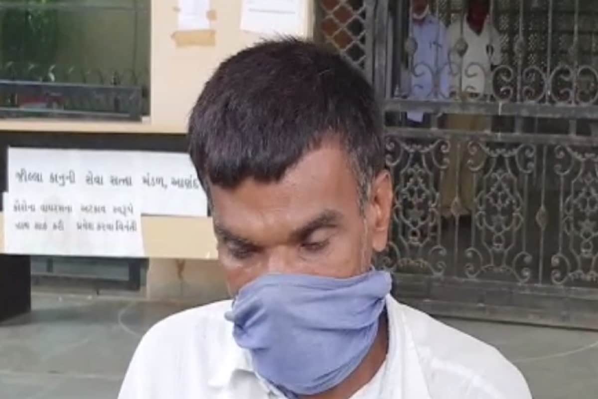 આણંદ : એક તરફ દેશમાં હાથરસ બળાત્કાર (Hathras rape case) કાંડના કારણે ફરીથી નિર્ભયાકાંડની (Nirbhaya case) યાદોથી લોકો ધ્રુજી ઉઠ્યા છે. દેશમાં બળાત્કાર (Rape) અને તેની ઘટનાઓના કારણે નરાધમો પર તપાસ અને ફાંસીની પ્રક્રિયા થવી જોઈએ તેવા સૂર ઉઠ્યા છે તેવામાં આજે આણંદની (Anand Court) ન્યાયાલયે એક દુષ્કર્મ અને હત્યાના (Rape and murder of 3.5 years girl) કેસમાં આરોપીને ફાંસીની સજા સંભળાવી છે. આ ઘટના વર્ષ 2017ની હતી જેમાં 3 વર્ષે એક માસૂમને પીંખી નાખનારા નરાધમને ફાંસીની સજા સંભળાવવામાં આવી છે. આણંદ : એક તરફ દેશમાં હાથરસ બળાત્કાર (Hathras rape case) કાંડના કારણે ફરીથી નિર્ભયાકાંડની (Nirbhaya case) યાદોથી લોકો ધ્રુજી ઉઠ્યા છે. દેશમાં બળાત્કાર (Rape) અને તેની ઘટનાઓના કારણે નરાધમો પર તપાસ અને ફાંસીની પ્રક્રિયા થવી જોઈએ તેવા સૂર ઉઠ્યા છે તેવામાં આજે આણંદની (Anand Court) ન્યાયાલયે એક દુષ્કર્મ અને હત્યાના (Rape and murder of 3.5 years girl) કેસમાં આરોપીને ફાંસીની સજા સંભળાવી છે. આ ઘટના વર્ષ 2017ની હતી જેમાં 3 વર્ષે એક માસૂમને પીંખી નાખનારા નરાધમને ફાંસીની સજા સંભળાવવામાં આવી છે.