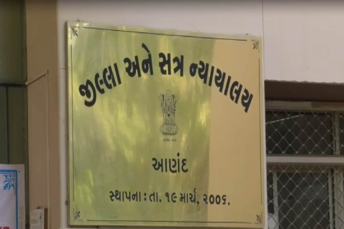 આ કેસમાં સજા પામનાર વ્યક્તિ રાજેશ વાઘરી પર 3.5 વર્ષની એક માસૂમ બાળકીનું અપહરણ કરી અને તેની સાથે દુષ્કર્મ ગુજારી અને હત્યા નીપજાવવાનો આરોપ હતો. નરાધમે કરેલા કૃત્ય કોર્ટમાં સાબીત થતા આજે કોર્ટે તેને સજા સંભળાવી છે. જ્યારે દેશમાં આજે ફાંસી અને બળાત્કારનો મુદ્દો ગૂંજી રહ્યો છે ત્યારે જ ગુજરાતનાં એક નાનકડાં ગામમાં 3 વર્ષ પહેલાં ઘટેલી ઘટનામાં એક ગુનેગારને સજા ફટકારવામાં આવી છે. આ કેસમાં સજા પામનાર વ્યક્તિ રાજેશ વાઘરી પર 3.5 વર્ષની એક માસૂમ બાળકીનું અપહરણ કરી અને તેની સાથે દુષ્કર્મ ગુજારી અને હત્યા નીપજાવવાનો આરોપ હતો. નરાધમે કરેલા કૃત્ય કોર્ટમાં સાબીત થતા આજે કોર્ટે તેને સજા સંભળાવી છે. જ્યારે દેશમાં આજે ફાંસી અને બળાત્કારનો મુદ્દો ગૂંજી રહ્યો છે ત્યારે જ ગુજરાતનાં એક નાનકડાં ગામમાં 3 વર્ષ પહેલાં ઘટેલી ઘટનામાં એક ગુનેગારને સજા ફટકારવામાં આવી છે.