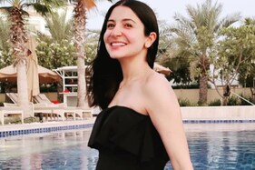 અનુષ્કા શર્મા સ્વિમ શૂટ પહેરીને ઉતરી પૂલમાં,  ફ્લોન્ટ કર્યું બેબી બમ્પ