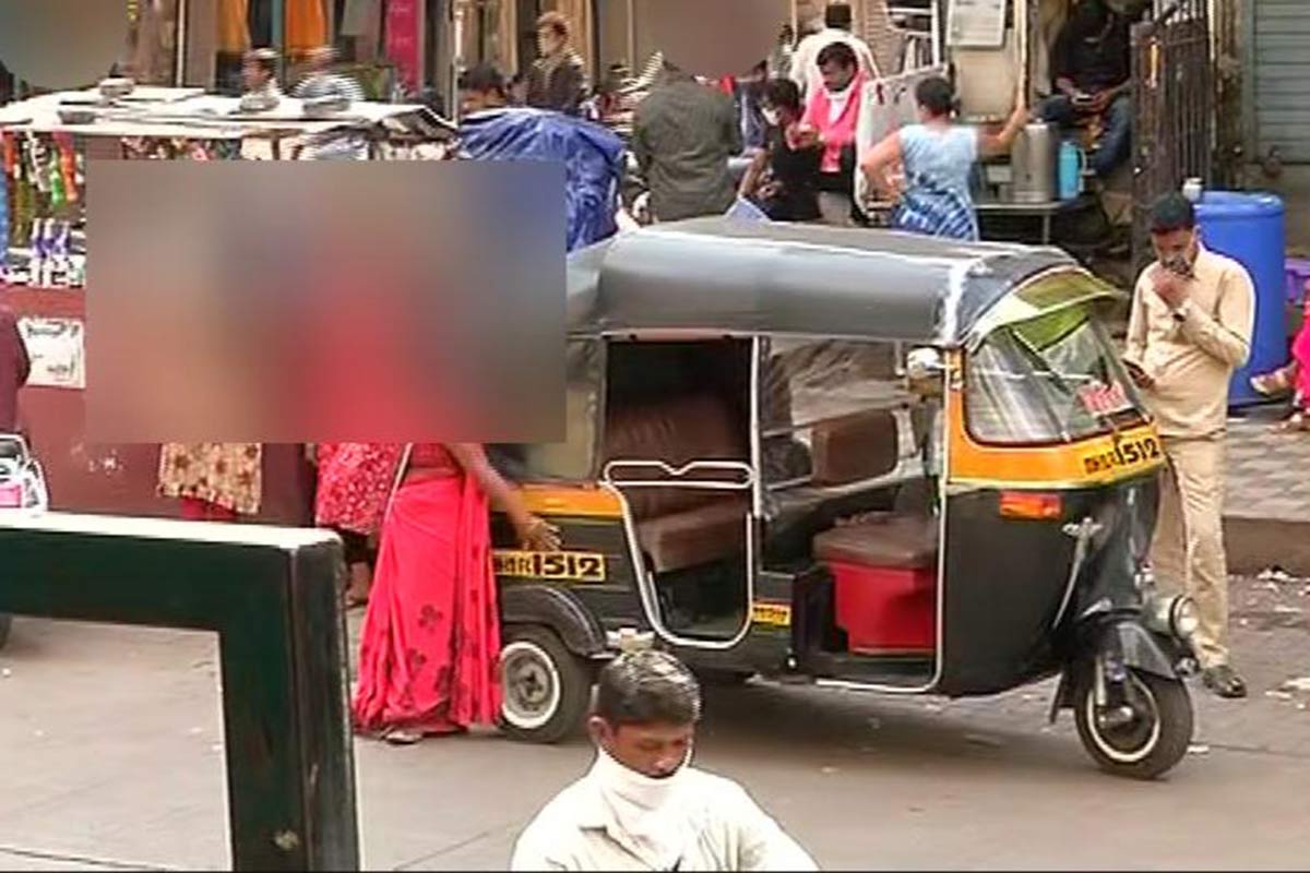 લૉકડાઉન દરમિયાન સતર્કતા: શહેરમાં જેવું લૉકડાઉન લાગૂ થયું કે આ વિસ્તારને પ્રતિબંધિત વિસ્તાર જાહેર કરી દેવામાં આવ્યો હતો. રેડ લાઇટ વિસ્તારમાં જતા તમામ રસ્તા બંધ કરી દેવામાં આવ્યા હતા અને અહીં 24 કલાક પોલીસ પહેરો મૂકી દેવામાં આવ્યો હતો. અહીં જે દેહ વેપાર થતો હતો તેને બંધ કરી દેવામાં આવ્યો હતો. અહીં દરેક ઘરને સેનિટાઇઝ કરવામાં આવ્યું હતું. અહીં રહેતી મોટાભાગની મહિલાઓ અને તેમના પરિવારના સ્વાસ્થ્યની તપાસ કરવામાં આવી હતી. જો કોઈનામાં લક્ષણો જણાયા તો તેમને તાત્કાલિક દવા આપવામાં આવી હતી. જે મહિલાઓ બુધવાર પેઠમાંથી પોતાના ઘરે જવા માંગતી હતી તેમના માટે વ્યવસ્થા કરવામાં આવી હતી. લૉકડાઉન દરમિયાન સતર્કતા: શહેરમાં જેવું લૉકડાઉન લાગૂ થયું કે આ વિસ્તારને પ્રતિબંધિત વિસ્તાર જાહેર કરી દેવામાં આવ્યો હતો. રેડ લાઇટ વિસ્તારમાં જતા તમામ રસ્તા બંધ કરી દેવામાં આવ્યા હતા અને અહીં 24 કલાક પોલીસ પહેરો મૂકી દેવામાં આવ્યો હતો. અહીં જે દેહ વેપાર થતો હતો તેને બંધ કરી દેવામાં આવ્યો હતો. અહીં દરેક ઘરને સેનિટાઇઝ કરવામાં આવ્યું હતું. અહીં રહેતી મોટાભાગની મહિલાઓ અને તેમના પરિવારના સ્વાસ્થ્યની તપાસ કરવામાં આવી હતી. જો કોઈનામાં લક્ષણો જણાયા તો તેમને તાત્કાલિક દવા આપવામાં આવી હતી. જે મહિલાઓ બુધવાર પેઠમાંથી પોતાના ઘરે જવા માંગતી હતી તેમના માટે વ્યવસ્થા કરવામાં આવી હતી.