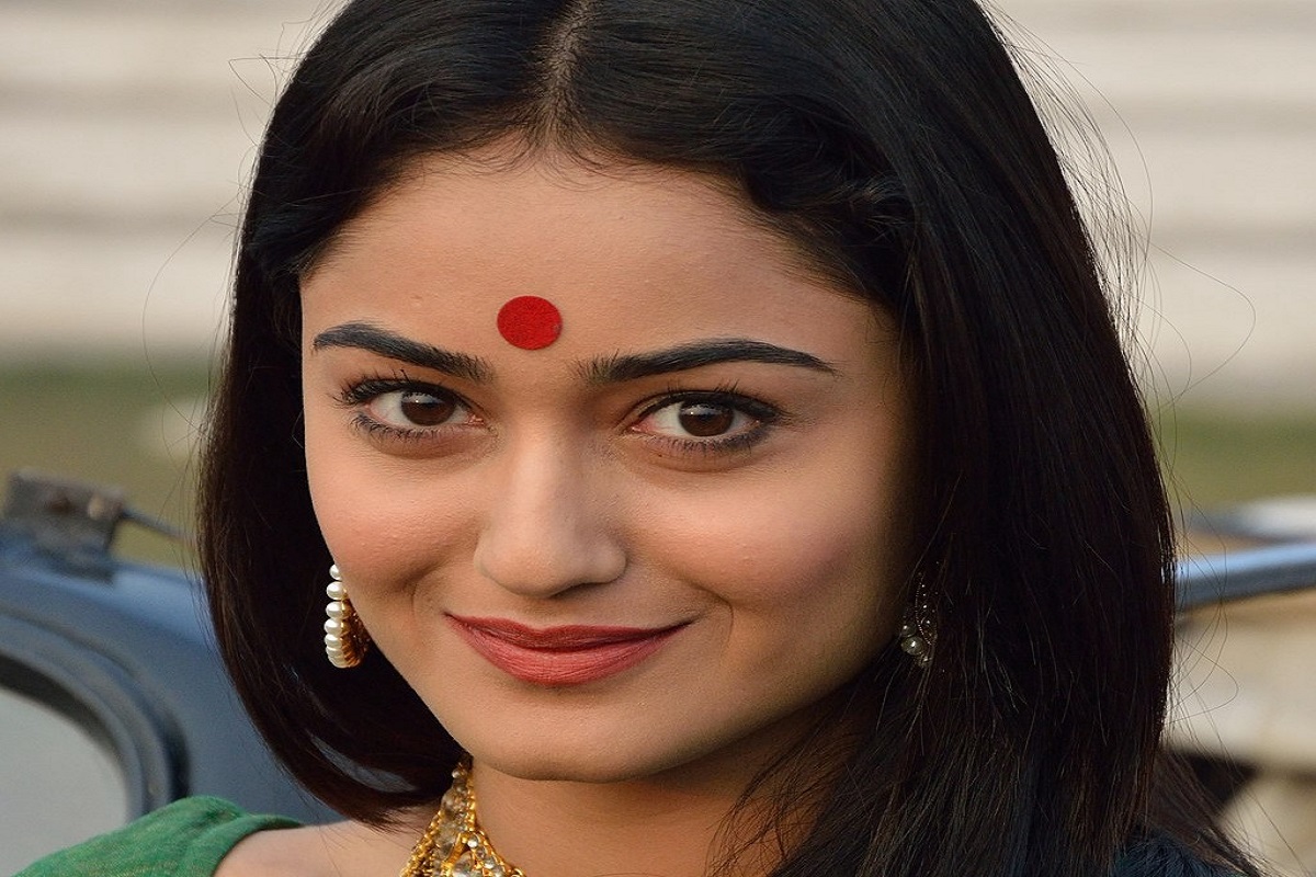  લાઇફ સ્ટાઇલ ડેસ્ક: આ કોરોના કાળમાં બહાર જવાનું ટાળવું અને તેમાં પણ પાર્લરમાં તો અવશ્ય ન જવું. ત્યાં કોણ આવ્યું ગયું તે અંગે ચિંતા રહે છે અને હાલમાં જે પ્રમાણે કોરોનાનાં કેસ વધી રહ્યાં છે તે જોતા બ્યૂટી ટ્રિટમેન્ટ ઘરે જ લેવી હિતાવહ છે. આવા સમયે તમારા રસોડામાં હાજર વસ્તુઓથી તમારી સ્કિનને તમે ગ્લોઇંગ બનાવી શકો છો. આ ઉપાય તમને ઇન્સ્ટંટ ગ્લો આપશે.