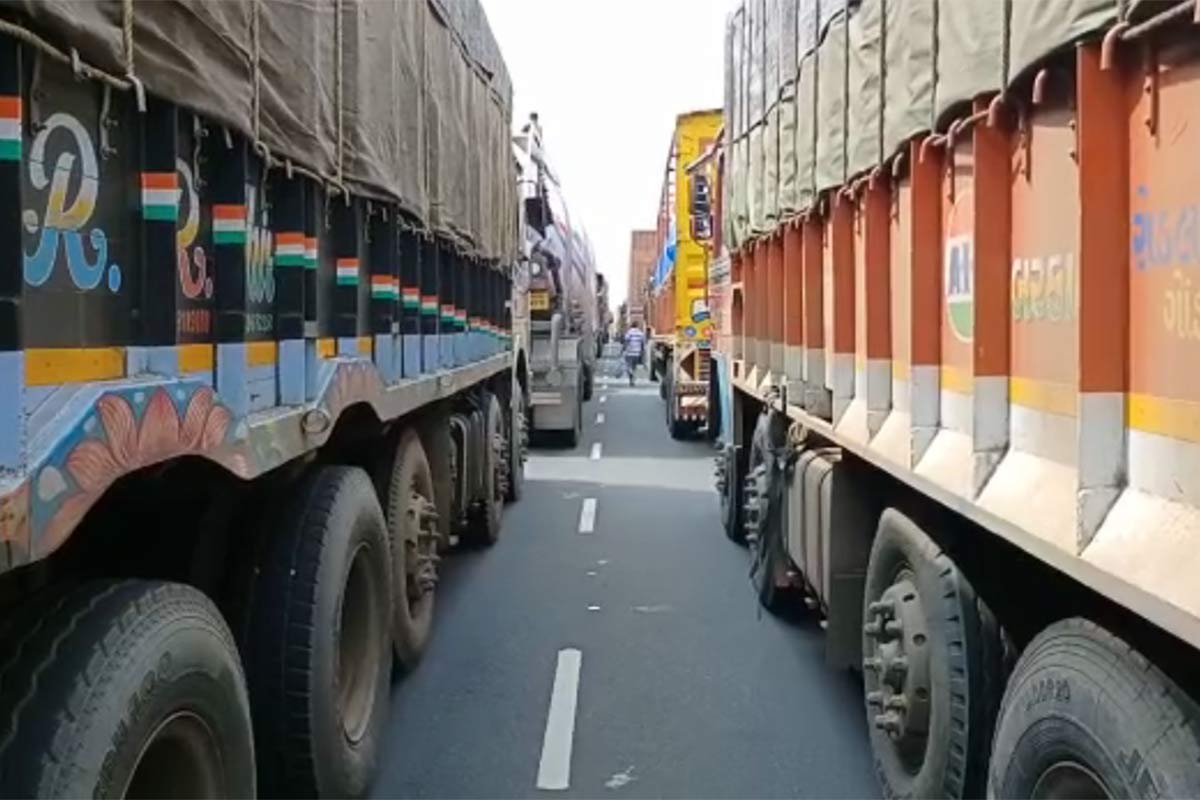 ભરૂચ જિલ્લાના જ અન્ય સમાચાર જોઈએ તો ભરૂચ નજીક નર્મદાની જળસપાટીમાં ઘટાડો નોંધાયો છે. અહીં નદીનું સ્તર 15.75 ફૂટ સુધી પહોંચ્યું છે. અહીં નદીની ભયજનક સપાટી 22 ફૂટ છે. હાલ પૂરતી અહીં પૂરની પરિસ્થિતિ ટળી છે. જોકે, તાજેતરમાં મળતી માહિતી પ્રમાણે નર્મદા ડેમના 10 જેટલા દરવાજા દોઢ મીટર સુધી ખોલવામાં આવ્યા છે, જેના કારણે નદીની સપાટી ફરીથી વધી શકે છે. ભરૂચ જિલ્લાના જ અન્ય સમાચાર જોઈએ તો ભરૂચ નજીક નર્મદાની જળસપાટીમાં ઘટાડો નોંધાયો છે. અહીં નદીનું સ્તર 15.75 ફૂટ સુધી પહોંચ્યું છે. અહીં નદીની ભયજનક સપાટી 22 ફૂટ છે. હાલ પૂરતી અહીં પૂરની પરિસ્થિતિ ટળી છે. જોકે, તાજેતરમાં મળતી માહિતી પ્રમાણે નર્મદા ડેમના 10 જેટલા દરવાજા દોઢ મીટર સુધી ખોલવામાં આવ્યા છે, જેના કારણે નદીની સપાટી ફરીથી વધી શકે છે.