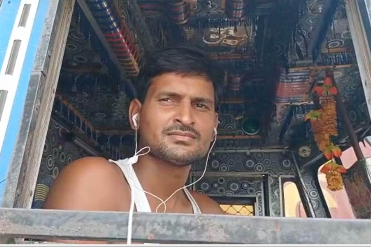 બીજી તરફ ભરૂચમાં આમ આદમી પાર્ટી તરફથી તાજેતરમાં કેન્દ્ર સરકારે પાસ કરેલા કૃષિ બિલનો વિરોધ કરવામાં આવ્યો છે. જિલ્લા કલેક્ટર કચેરી ખાતે સૂત્રોચ્ચાર કરીને આમ આદમી પાર્ટીએ વિરોધ કર્યો હતો. આ સાથે જ પાર્ટી તરફથી કલેક્ટરને આવેદનપત્ર આપવામાં આવ્યું હતું. બીજી તરફ ભરૂચમાં આમ આદમી પાર્ટી તરફથી તાજેતરમાં કેન્દ્ર સરકારે પાસ કરેલા કૃષિ બિલનો વિરોધ કરવામાં આવ્યો છે. જિલ્લા કલેક્ટર કચેરી ખાતે સૂત્રોચ્ચાર કરીને આમ આદમી પાર્ટીએ વિરોધ કર્યો હતો. આ સાથે જ પાર્ટી તરફથી કલેક્ટરને આવેદનપત્ર આપવામાં આવ્યું હતું.