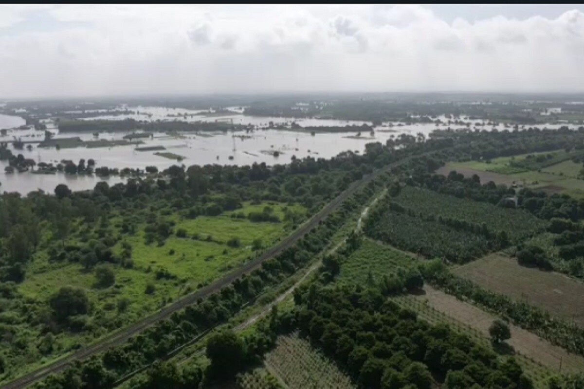 રાજ્યમાં મોસમનો સરેરાશ વરસાદ 121.05 ટકા થયો છે. જેમાં કચ્છ ઝોનમાં સૌથી વધુ 256.13 ટકા, સૌરાષ્ટ્રમાં 163.18 ટકા, દક્ષિણ ગુજરાતમાં 103.29 ટકા, ઉત્તર ગુજરાતમાં 104.65 ટકા અને પૂર્વ મધ્ય ગુજરાતમાં 88.57 ટકા સરેરાશ વરસાદ નોંધાયો છે. રાજ્યમાં મોસમનો સરેરાશ વરસાદ 121.05 ટકા થયો છે. જેમાં કચ્છ ઝોનમાં સૌથી વધુ 256.13 ટકા, સૌરાષ્ટ્રમાં 163.18 ટકા, દક્ષિણ ગુજરાતમાં 103.29 ટકા, ઉત્તર ગુજરાતમાં 104.65 ટકા અને પૂર્વ મધ્ય ગુજરાતમાં 88.57 ટકા સરેરાશ વરસાદ નોંધાયો છે.