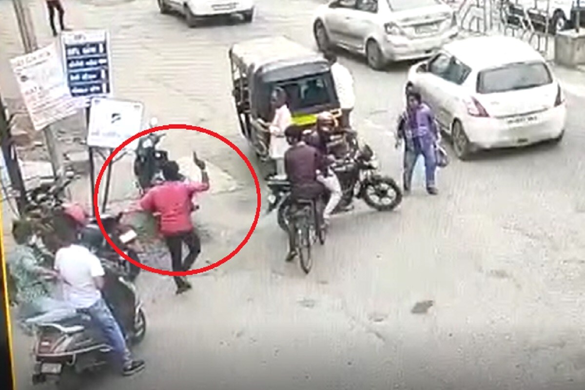 ભરૂચ : રાજ્યમાં લુખ્ખા તત્વોનો આતંક મચ્યો હોય તેમ એક પછી એક ઘટનાઓ સામે આવી રહી છે. ભરૂચમાં (bharuch) આવેલી જ્વેલરી શોપની દુકાનમાં (loot with firing) લૂંટની ઘટનાએ ચકચાર મચાવી છે. અહીંયા આજે બપોરના પહોરમાં જુદા જુદા વાહનો પર આવેલા ચાર શખ્સોએ ફાયરિંગ સાથે લૂંટનો પ્રયાસ કરતા ચકચાર મચી ગઈ છે. સમગ્ર ઘટનાના લાઇવ દૃશ્યો (live CCTV) સીસીટીવમાં કેદ થયા છે. ભરૂચ : રાજ્યમાં લુખ્ખા તત્વોનો આતંક મચ્યો હોય તેમ એક પછી એક ઘટનાઓ સામે આવી રહી છે. ભરૂચમાં (bharuch) આવેલી જ્વેલરી શોપની દુકાનમાં (loot with firing) લૂંટની ઘટનાએ ચકચાર મચાવી છે. અહીંયા આજે બપોરના પહોરમાં જુદા જુદા વાહનો પર આવેલા ચાર શખ્સોએ ફાયરિંગ સાથે લૂંટનો પ્રયાસ કરતા ચકચાર મચી ગઈ છે. સમગ્ર ઘટનાના લાઇવ દૃશ્યો (live CCTV) સીસીટીવમાં કેદ થયા છે.