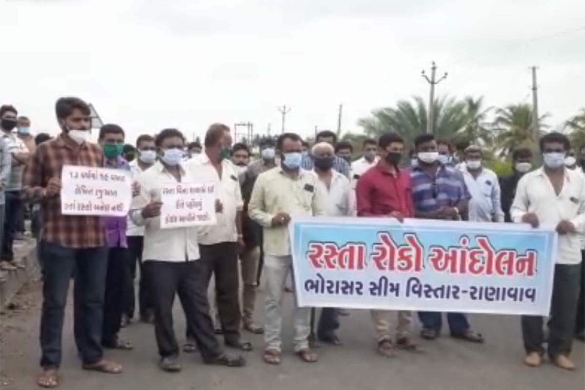 પ્રતિશ શિલુ, પોરબંદર: રાણાવાવના ભોરાસર (Bhorasar Village- Porbandar)ના ગામ લોકો અને અહીં આવેલી સરકારી શાળા (Government School)ના શિક્ષકો અને વિદ્યાર્થીઓએ આજે પોરબંદર-રાજકોટ હાઇવે (Porbandar-Rajkot Highway) પર રસ્તા રોકો આંદોલન કરવું પડ્યું હતું. રસ્તાની માંગણી સાથે તમામ લોકોએ હાઇવે બંધ (Block Highway) કર્યો હતો. તેઓની રજુઆત છે કે છેલ્લા 13 વર્ષથી અસંખ્ય વખત રજુઆત કરવામાં આવી હોવા છતાં તંત્ર તેમની વાત સાંભળી રહ્યું નથી. સ્વચ્છતા એવોર્ડ, ગ્રીન સ્કૂલ એવોર્ડ સહિતના અનેક એવોર્ડ જીતી ચુકેલી પોરબંદર જિલ્લાના રાણાવાવ તાલુકામાં આવેલી સરકારી ભોરાસર સીમ શાળામાં અભ્યાસ કરતા વિદ્યાર્થીઓ-શિક્ષકો સહિત આ વિસ્તારમાં રહેતા અનેક પરિવારો દ્વારા છેલ્લા ઘણા વર્ષોથી રસ્તો બનાવવા માટે રજૂઆતો કરવામાં આવી છે. પ્રતિશ શિલુ, પોરબંદર: રાણાવાવના ભોરાસર (Bhorasar Village- Porbandar)ના ગામ લોકો અને અહીં આવેલી સરકારી શાળા (Government School)ના શિક્ષકો અને વિદ્યાર્થીઓએ આજે પોરબંદર-રાજકોટ હાઇવે (Porbandar-Rajkot Highway) પર રસ્તા રોકો આંદોલન કરવું પડ્યું હતું. રસ્તાની માંગણી સાથે તમામ લોકોએ હાઇવે બંધ (Block Highway) કર્યો હતો. તેઓની રજુઆત છે કે છેલ્લા 13 વર્ષથી અસંખ્ય વખત રજુઆત કરવામાં આવી હોવા છતાં તંત્ર તેમની વાત સાંભળી રહ્યું નથી. સ્વચ્છતા એવોર્ડ, ગ્રીન સ્કૂલ એવોર્ડ સહિતના અનેક એવોર્ડ જીતી ચુકેલી પોરબંદર જિલ્લાના રાણાવાવ તાલુકામાં આવેલી સરકારી ભોરાસર સીમ શાળામાં અભ્યાસ કરતા વિદ્યાર્થીઓ-શિક્ષકો સહિત આ વિસ્તારમાં રહેતા અનેક પરિવારો દ્વારા છેલ્લા ઘણા વર્ષોથી રસ્તો બનાવવા માટે રજૂઆતો કરવામાં આવી છે.