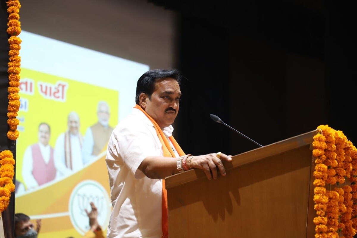 ગાંધીનગર : ભાજપના નવા પ્રદેશ અધ્યક્ષ સી.આર.પાટીલ ઉત્તર ગુજરાતના પ્રવાસે છે. જોકે આ દરમિયાન સાબરકાંઠા અને અરવલ્લીના જાહેર કાર્યક્રમ પડતો મૂકવામાં આવ્યો છે. આ સિવાય આગામી 9 અને 10 સપ્ટેમ્બરના રોજ ભાવનગર, અમરેલી અને બોટાદ જિલ્લાનો પ્રવાસ કાર્યક્રમ ગોઠવાયો હતો, તે હાલ પૂરતો મોકૂફ રાખવામાં આવ્યો છે. આ કાર્યક્રમની નવી તારીખો હવે પછી જાહેર કરવામાં આવશે. ગાંધીનગર : ભાજપના નવા પ્રદેશ અધ્યક્ષ સી.આર.પાટીલ ઉત્તર ગુજરાતના પ્રવાસે છે. જોકે આ દરમિયાન સાબરકાંઠા અને અરવલ્લીના જાહેર કાર્યક્રમ પડતો મૂકવામાં આવ્યો છે. આ સિવાય આગામી 9 અને 10 સપ્ટેમ્બરના રોજ ભાવનગર, અમરેલી અને બોટાદ જિલ્લાનો પ્રવાસ કાર્યક્રમ ગોઠવાયો હતો, તે હાલ પૂરતો મોકૂફ રાખવામાં આવ્યો છે. આ કાર્યક્રમની નવી તારીખો હવે પછી જાહેર કરવામાં આવશે.