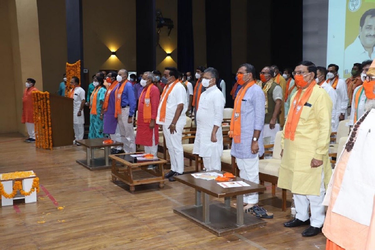 પ્રદેશ ભાજપ અધ્યક્ષ સી આર પાટીલે સાબરકાંઠામાં ભાજપના કાર્યકરોને 182 વિધાનસભા બેઠક જીતવાનો સંકલ્પ કરવા આહવાન કર્યું છે. તેમણે કહ્યું હતું કે લોકસભાની ચૂંટણી દરમિયાન 173 સીટમાં પ્લસ છીએ તેને જાળવીને 182 સુધી પહોંચવા અનુરોધ કર્યો છે. વિધાનસભાની 4 સીટ એવી છે જે ક્યારેય જીત્યા જ નથી તેને જીતવાની છે. કોઈ પણ વિધાનસભામાં 25000થી ઓછી લીડ મંજૂર નથી. જીત માટે જે નક્કી કરીયે એ પ્રામાણિકતાથી કરવું જરૂરી છે. પ્રદેશ ભાજપ અધ્યક્ષ સી આર પાટીલે સાબરકાંઠામાં ભાજપના કાર્યકરોને 182 વિધાનસભા બેઠક જીતવાનો સંકલ્પ કરવા આહવાન કર્યું છે. તેમણે કહ્યું હતું કે લોકસભાની ચૂંટણી દરમિયાન 173 સીટમાં પ્લસ છીએ તેને જાળવીને 182 સુધી પહોંચવા અનુરોધ કર્યો છે. વિધાનસભાની 4 સીટ એવી છે જે ક્યારેય જીત્યા જ નથી તેને જીતવાની છે. કોઈ પણ વિધાનસભામાં 25000થી ઓછી લીડ મંજૂર નથી. જીત માટે જે નક્કી કરીયે એ પ્રામાણિકતાથી કરવું જરૂરી છે.