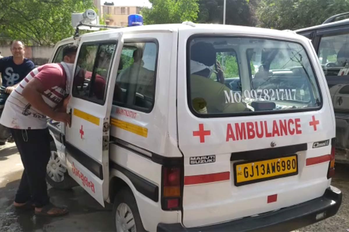 રાજુદાન ગઢવી, સુરેન્દ્રનગર: જિલ્લા (Surendranagar District)માં જૂથ અથડામણના અનેક બનાવો સામે આવતા રહે છે. જિલ્લાના ચોટીલા (Chotila)ખાતે અંગત અદાવતમાં જૂથ અથડામણ (Group Clash)નો વધુ એક બનાવ સામે આવ્યો છે. આ અથડામણમાં એક યુવકનું મૃત્યુ (Death) થયું છે, જ્યારે એક મહિલાને ગંભીર હાલતમાં હૉસ્પિટલ (Hospital)માં સારવાર માટે ખસેડવામાં આવી છે. આ ઝઘડો કયા કારણે થયો હતો તે અંગે હજુ સુધી કોઈ વિગત સામે આવી નથી. હાલ પોલીસે આ મામલે ગુનો નોંધીને વધારે તપાસ શરૂ કરી દીધી છે. રાજુદાન ગઢવી, સુરેન્દ્રનગર: જિલ્લા (Surendranagar District)માં જૂથ અથડામણના અનેક બનાવો સામે આવતા રહે છે. જિલ્લાના ચોટીલા (Chotila)ખાતે અંગત અદાવતમાં જૂથ અથડામણ (Group Clash)નો વધુ એક બનાવ સામે આવ્યો છે. આ અથડામણમાં એક યુવકનું મૃત્યુ (Death) થયું છે, જ્યારે એક મહિલાને ગંભીર હાલતમાં હૉસ્પિટલ (Hospital)માં સારવાર માટે ખસેડવામાં આવી છે. આ ઝઘડો કયા કારણે થયો હતો તે અંગે હજુ સુધી કોઈ વિગત સામે આવી નથી. હાલ પોલીસે આ મામલે ગુનો નોંધીને વધારે તપાસ શરૂ કરી દીધી છે.