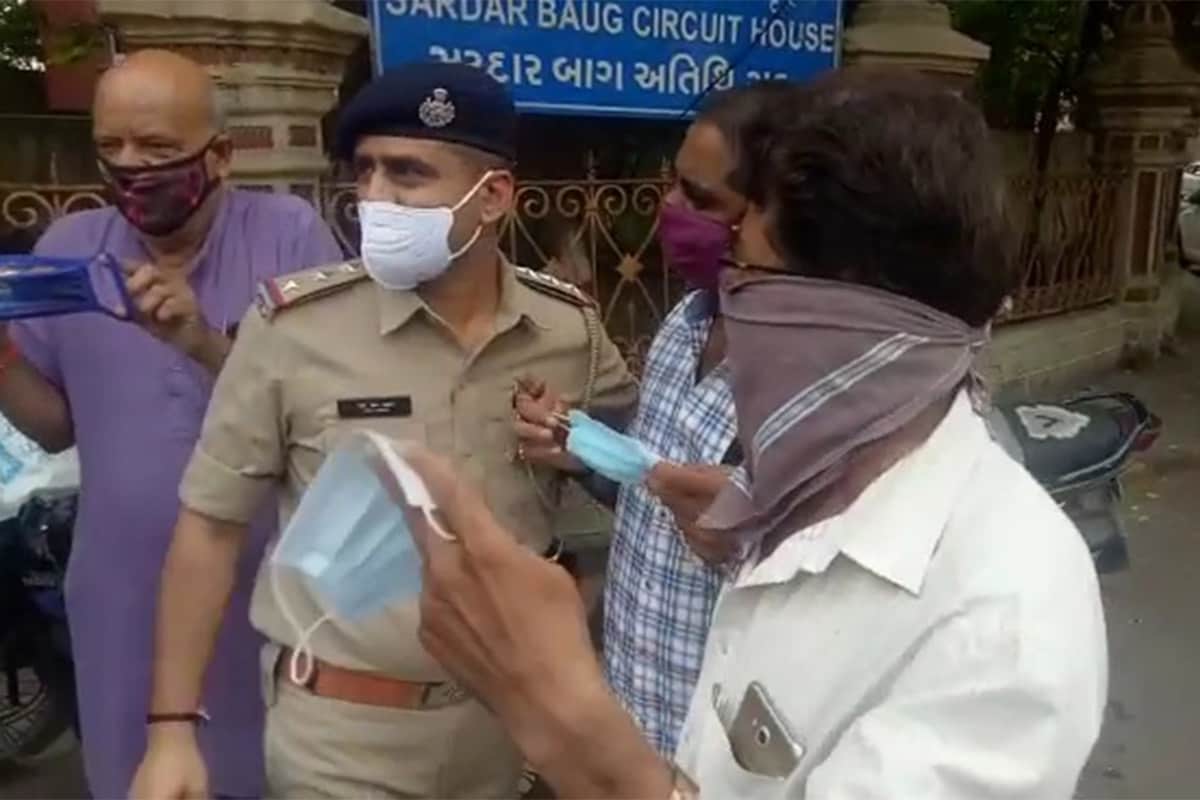 રાજકોટની ખાનગી કોવિડ હૉસ્પિટલોમાં ચેકિંગ: રાજકોટમાં સતત બીજા અઠવાડિયે કોવિડ હૉસ્પિટલોમાં પ્રાંત અધિકારીની અધ્યક્ષતામાં ચેકિંગ હાથ ધરવામાં આવ્યું છે. મામલતદાર, નાયબ મામલતદારની ટુકડી બનાવીને ચેકિંગ હાથ ધરવામાં આવ્યું છે. શહેરની 24 ખાનગી કોવિડ હોસ્પિટલમાં તપાસ હાથ ધરવામાં આવી હતી. અધિકારીઓ તરફથી દર્દીઓને આપવામાં આવતી સારવાર, દર્દીઓને આપવામાં આવતા બિલ સહિતના મામલે તપાસ હાથ ધરવામાં આવી હતી. આ મામલે આરોગ્ય સચિન જયંતિ રવિએ જણાવ્યું હતું કે, ખાનગી હોસ્પિટલો દ્વારા સાજા થયેલા દર્દીઓને પણ ડિસ્ચાર્જ ન આપવામાં આવતો હોવાની ફરિયાદ આરોગ્ય વિભાગને મળી હતી. આ બાબતે તપાસ હાથ ધરવામાં આવી હતી. રાજકોટની ખાનગી કોવિડ હૉસ્પિટલોમાં ચેકિંગ: રાજકોટમાં સતત બીજા અઠવાડિયે કોવિડ હૉસ્પિટલોમાં પ્રાંત અધિકારીની અધ્યક્ષતામાં ચેકિંગ હાથ ધરવામાં આવ્યું છે. મામલતદાર, નાયબ મામલતદારની ટુકડી બનાવીને ચેકિંગ હાથ ધરવામાં આવ્યું છે. શહેરની 24 ખાનગી કોવિડ હોસ્પિટલમાં તપાસ હાથ ધરવામાં આવી હતી. અધિકારીઓ તરફથી દર્દીઓને આપવામાં આવતી સારવાર, દર્દીઓને આપવામાં આવતા બિલ સહિતના મામલે તપાસ હાથ ધરવામાં આવી હતી. આ મામલે આરોગ્ય સચિન જયંતિ રવિએ જણાવ્યું હતું કે, ખાનગી હોસ્પિટલો દ્વારા સાજા થયેલા દર્દીઓને પણ ડિસ્ચાર્જ ન આપવામાં આવતો હોવાની ફરિયાદ આરોગ્ય વિભાગને મળી હતી. આ બાબતે તપાસ હાથ ધરવામાં આવી હતી.
