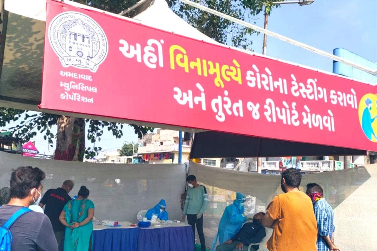 રાજ્યમાં 24 કલાકમાં કોરોનાના 1442 કેસ નોંધાયા : રાજ્યમાં (Gujarat)કોરોના વાયરસના (Coronavirus)ના કેસમાં વધારો યથાવત્ રહ્યો છે. છેલ્લા 24 કલાકમાં ગુજરાતમાં કોરોના વાયરસના 1442 નવા કેસ નોંધાયા છે. જેની સામે 1279 દર્દીઓ સાજા થયા છે. છેલ્લા 24 કલાકમાં રાજ્યમાં કોવિડ-19 (Covid19)ના કારણે 12 દર્દીઓના મોત થયા છે. રાજ્યમાં કુલ મૃત્યુઆંક 3396 થયો છે. 24 કલાકમાં સૌથી વધુ સુરતમાં (SURAT Coronavirus updates) 300 કેસ નોંધાયા છે. રાજ્યમાં કોરોનાના કુલ કેસ 130391 છે. જેમાંથી એક્ટિવ કેસ 16,505 છે. આજે રાજ્યમાં કુલ 61,912 ટેસ્ટ કરવામાં આવ્યા છે. રાજ્યમાં સાજો થવાનો દર 84.74 ટકા છે. રાજ્યમાં 24 કલાકમાં કોરોનાના 1442 કેસ નોંધાયા : રાજ્યમાં (Gujarat)કોરોના વાયરસના (Coronavirus)ના કેસમાં વધારો યથાવત્ રહ્યો છે. છેલ્લા 24 કલાકમાં ગુજરાતમાં કોરોના વાયરસના 1442 નવા કેસ નોંધાયા છે. જેની સામે 1279 દર્દીઓ સાજા થયા છે. છેલ્લા 24 કલાકમાં રાજ્યમાં કોવિડ-19 (Covid19)ના કારણે 12 દર્દીઓના મોત થયા છે. રાજ્યમાં કુલ મૃત્યુઆંક 3396 થયો છે. 24 કલાકમાં સૌથી વધુ સુરતમાં (SURAT Coronavirus updates) 300 કેસ નોંધાયા છે. રાજ્યમાં કોરોનાના કુલ કેસ 130391 છે. જેમાંથી એક્ટિવ કેસ 16,505 છે. આજે રાજ્યમાં કુલ 61,912 ટેસ્ટ કરવામાં આવ્યા છે. રાજ્યમાં સાજો થવાનો દર 84.74 ટકા છે.